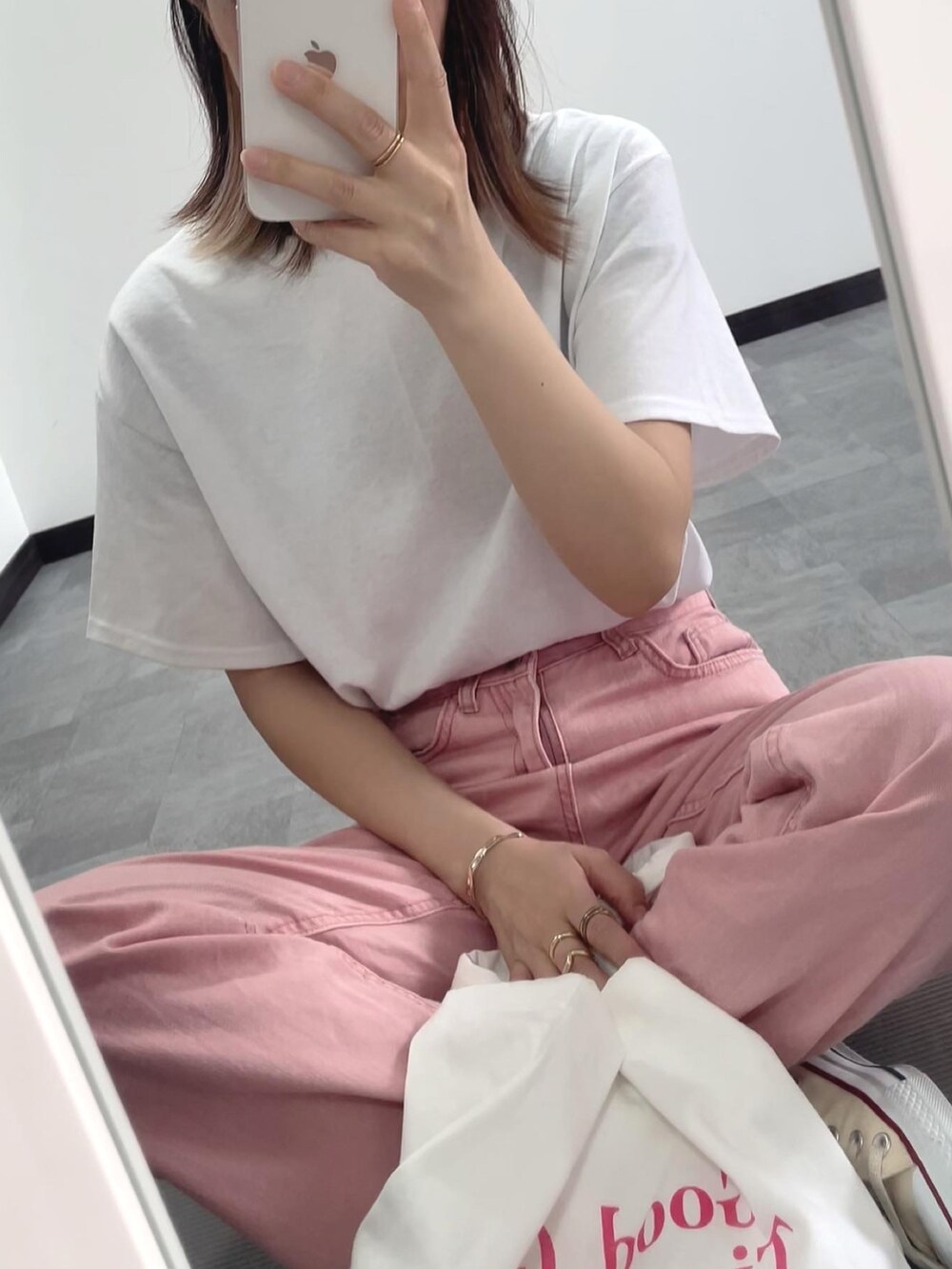 ホワイト系のTシャツ/カットソー、ブルー系のシャツ/ブラウス、ブラック系のスカートを着用したレディースの春コーディネートの2枚目の写真