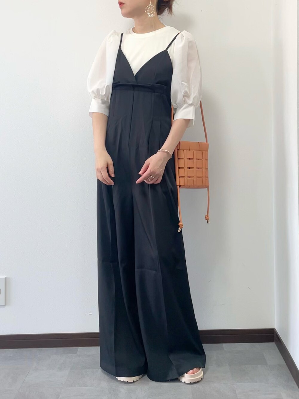 ホワイト系のTシャツ/カットソー、ブラック系のサロペット/オーバーオール、ホワイト系のトートバッグを着用したレディースの春コーディネートの2枚目の写真