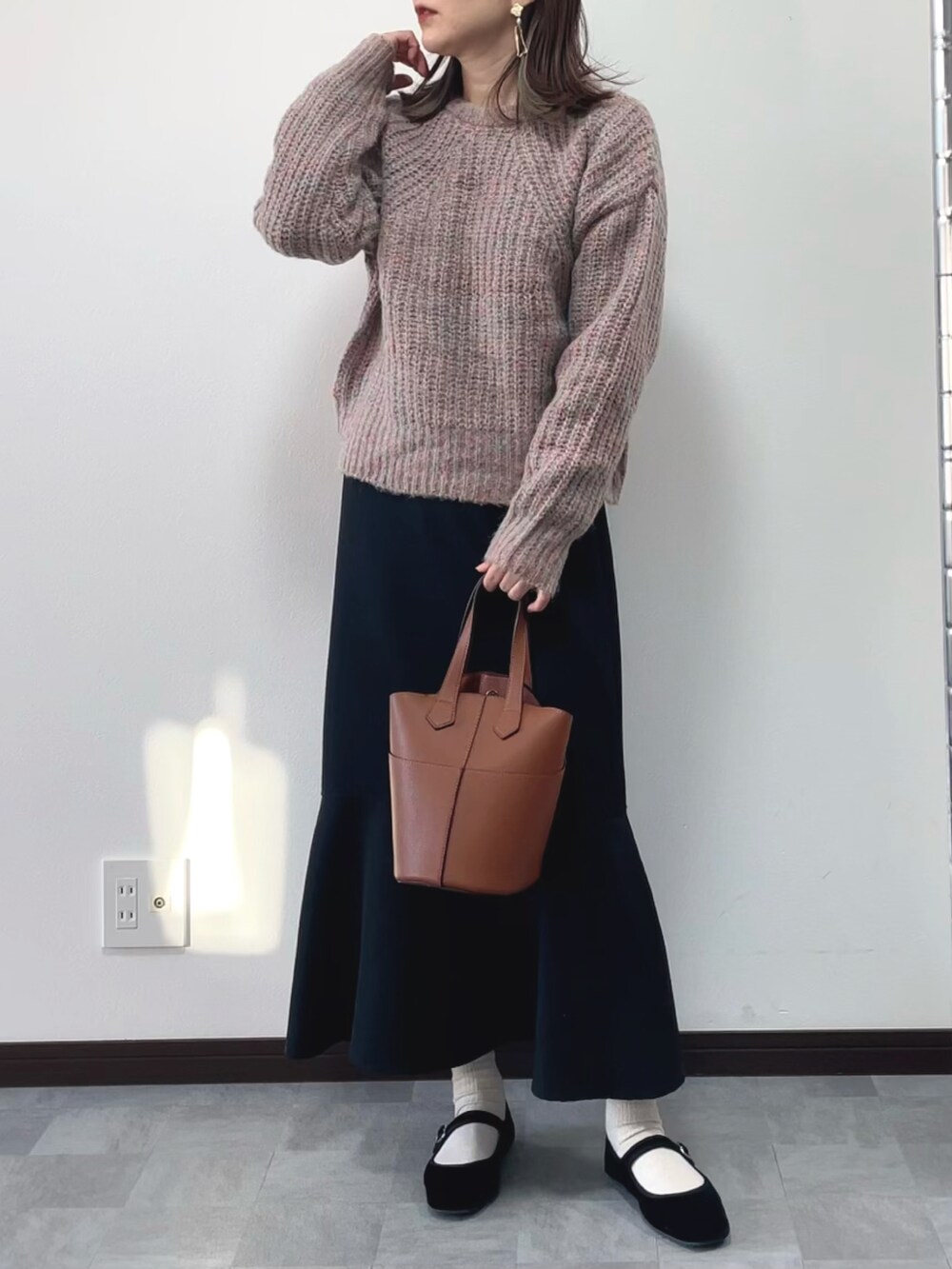 「THE SHOP TK、クルーネックニット、メランジニット、ショート丈、マーメイドスカート、ビッグカラー、カンフーシューズ、オトナカワイイ、冬コーデ、冬服、きれいめカジュアル」|「THE SHOP TK の【ふわふわニット/洗える】メランジクルーネックニット(ニット/セーター、オレンジ系)」を使った、紗衣さん(レディース・158cm)の冬コーディネートの2枚目の写真