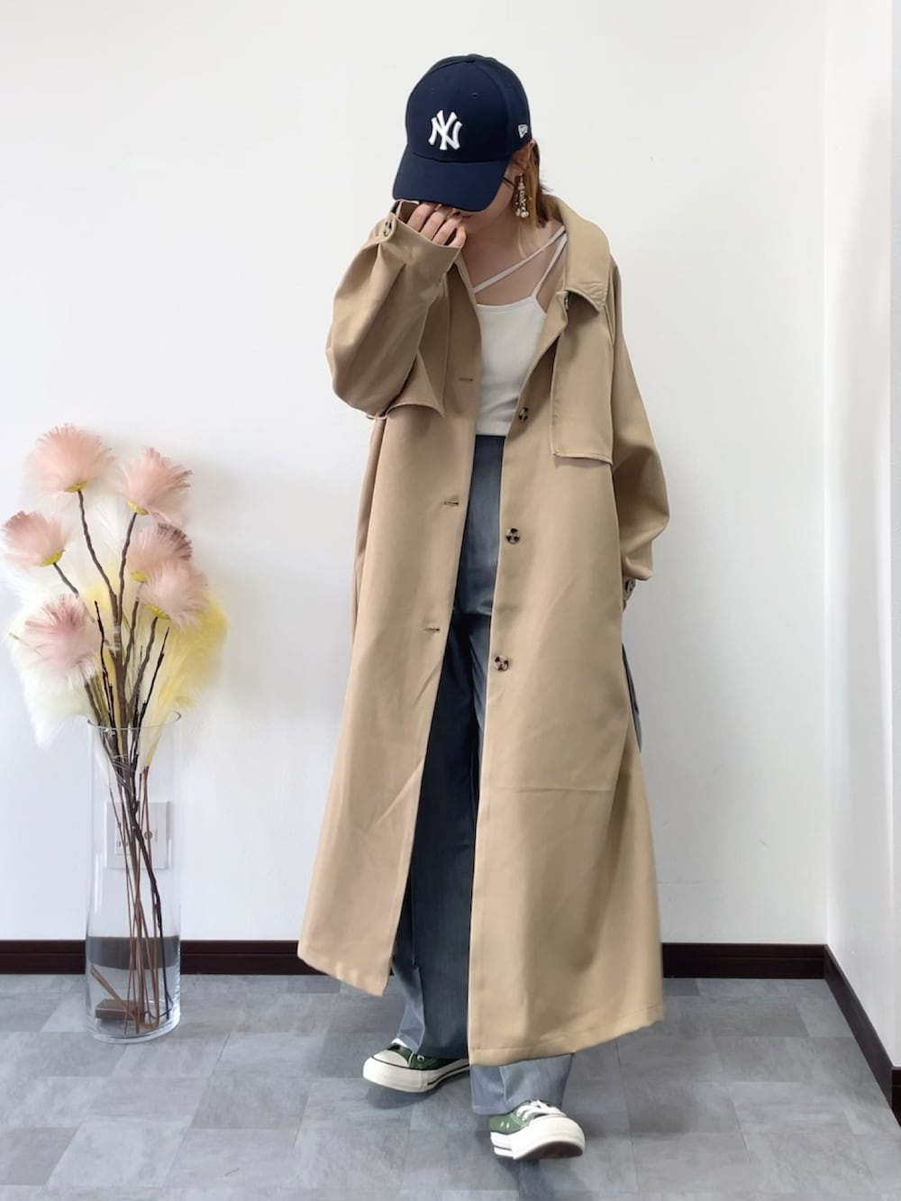 ベージュ系のトレンチコート、ブラック系のショルダーバッグ、グレー系のスラックスを着用したレディースの春コーディネートの2枚目の写真