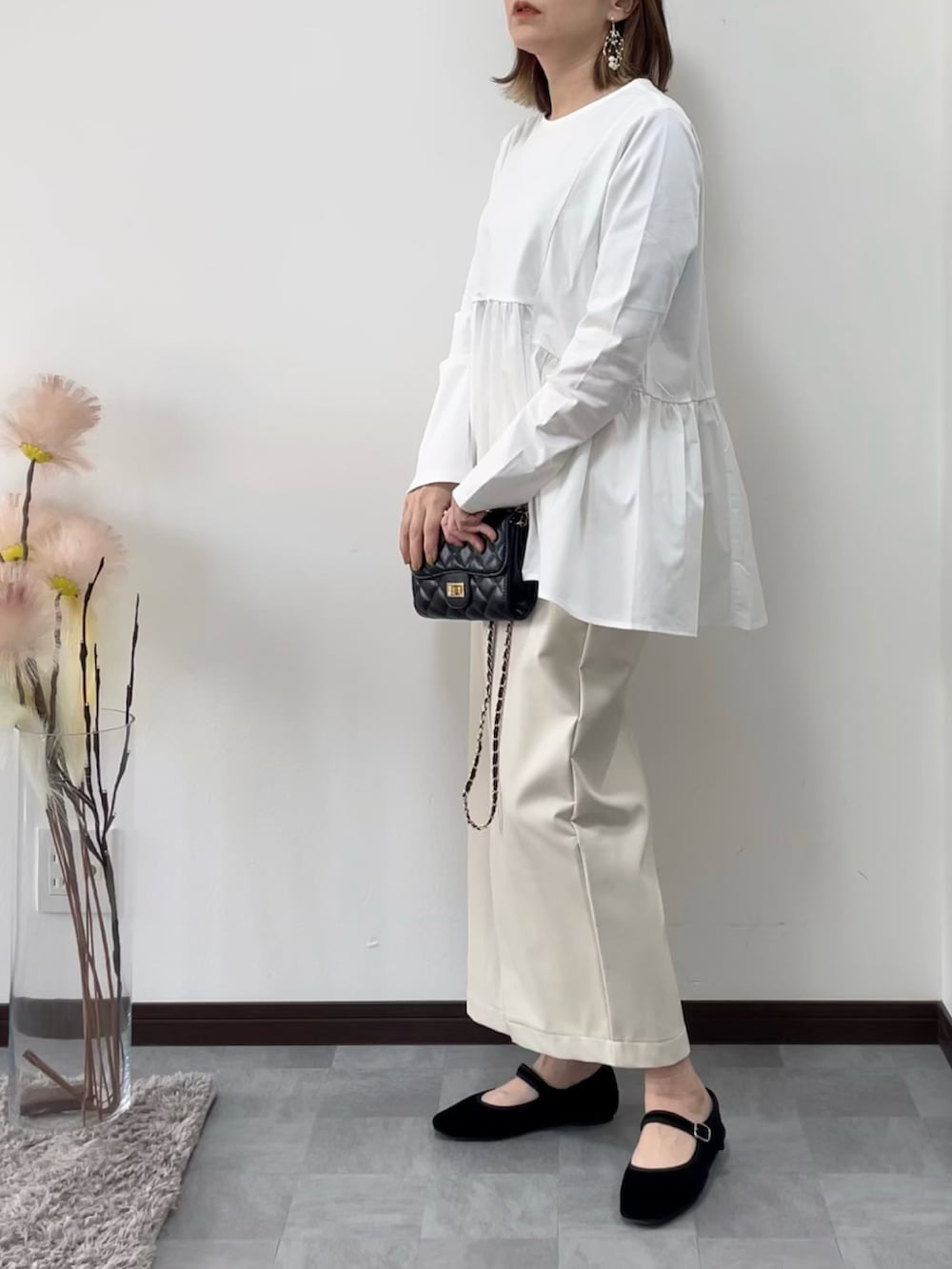 ホワイト系のTシャツ/カットソー、ブラック系のスカートを着用したレディースの春コーディネートの2枚目の写真