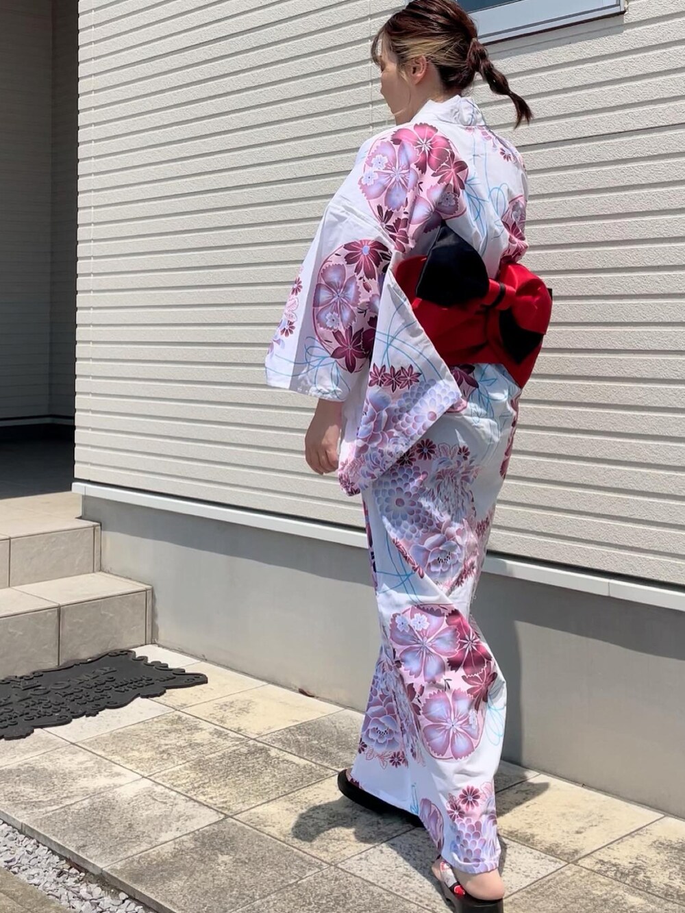 ホワイト系の浴衣を着用したレディースの春コーディネートの2枚目の写真