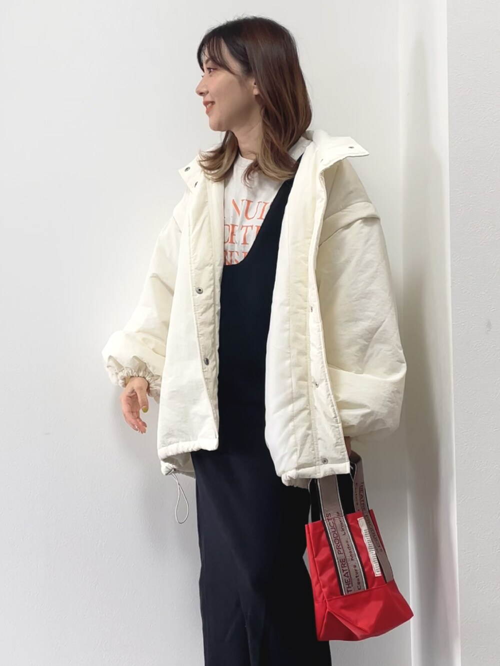 「秋冬コーデ、アウター、大人女子、大人カジュアル、notch.、トートバッグ、秋服、ラクチンコーデ、ビッグシルエット、オーバーサイズ、ロゴT、ダウンベスト」｜「notch.の2WAYバルーンスタンドブルゾン（ダウンジャケット/コート、ホワイト系）」を使った、紗衣さん（レディース・158cm）の秋コーディネートの2枚目の写真