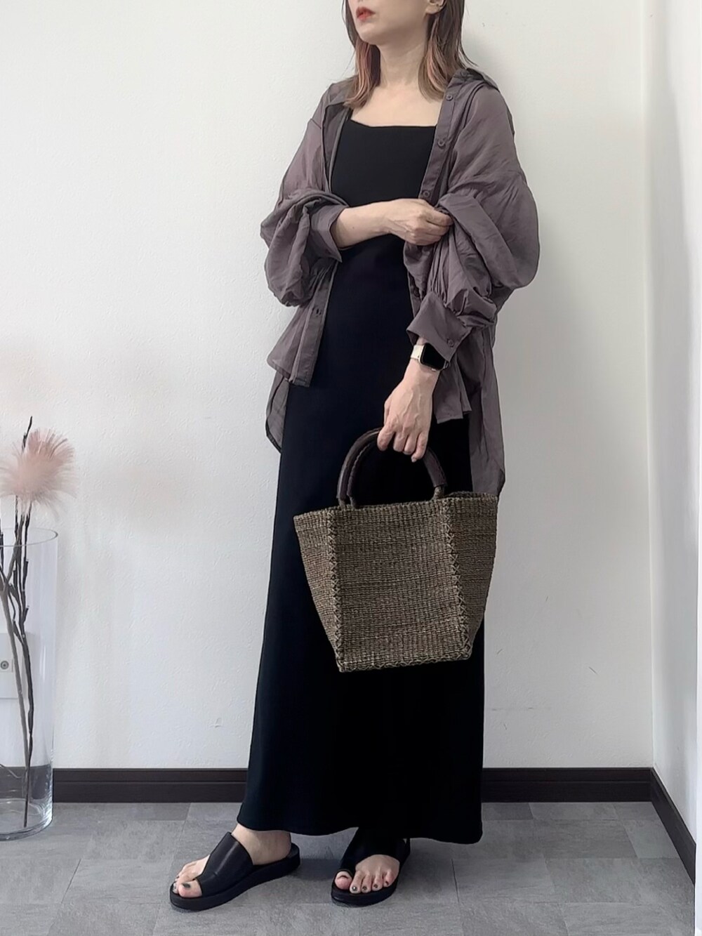 グレー系のシャツ/ブラウス、ブラック系のワンピース、ブラウン系のかごバッグを着用したレディースの夏コーディネートの2枚目の写真