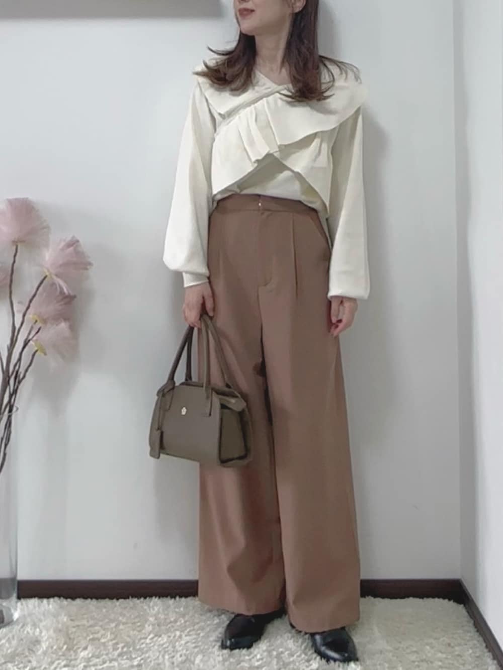 ホワイト系のニット/セーター、ブラウン系のその他パンツを着用したレディースの秋コーディネートの2枚目の写真