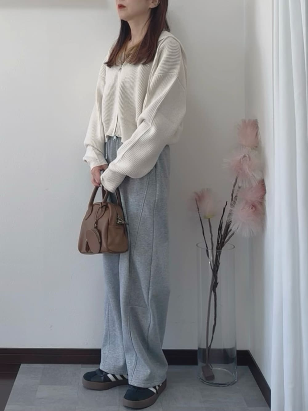 ホワイト系のパーカーを着用したレディースの冬コーディネートの2枚目の写真