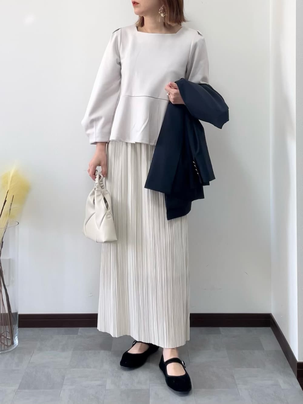 グレー系のTシャツ/カットソー、ブルー系のテーラードジャケット、ホワイト系のショルダーバッグを着用したレディースの冬コーディネートの2枚目の写真