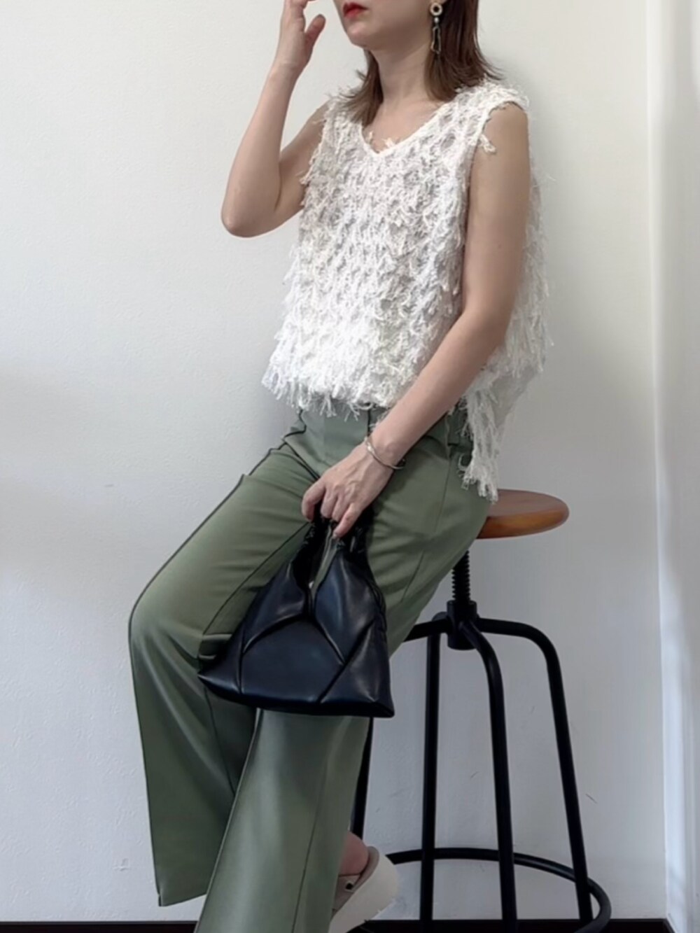 ホワイト系のシャツ/ブラウス、ブラック系のショルダーバッグを着用したレディースの夏コーディネートの2枚目の写真