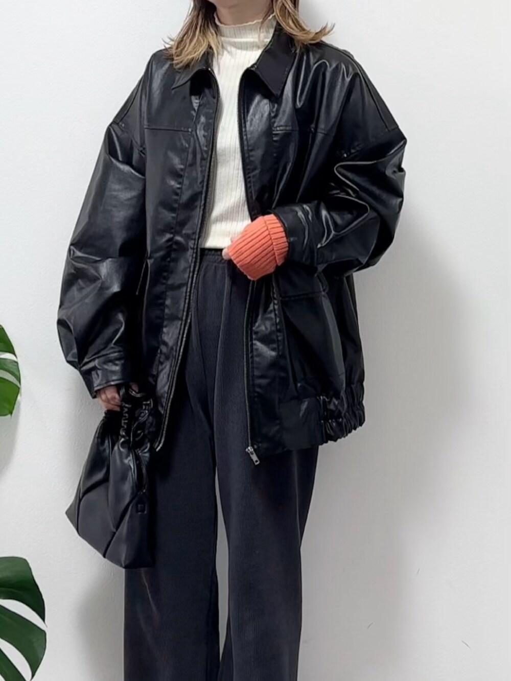 ホワイト系のニット/セーター、グレー系のパンツ、ブラック系のバレエシューズを着用したレディースの冬コーディネートの2枚目の写真