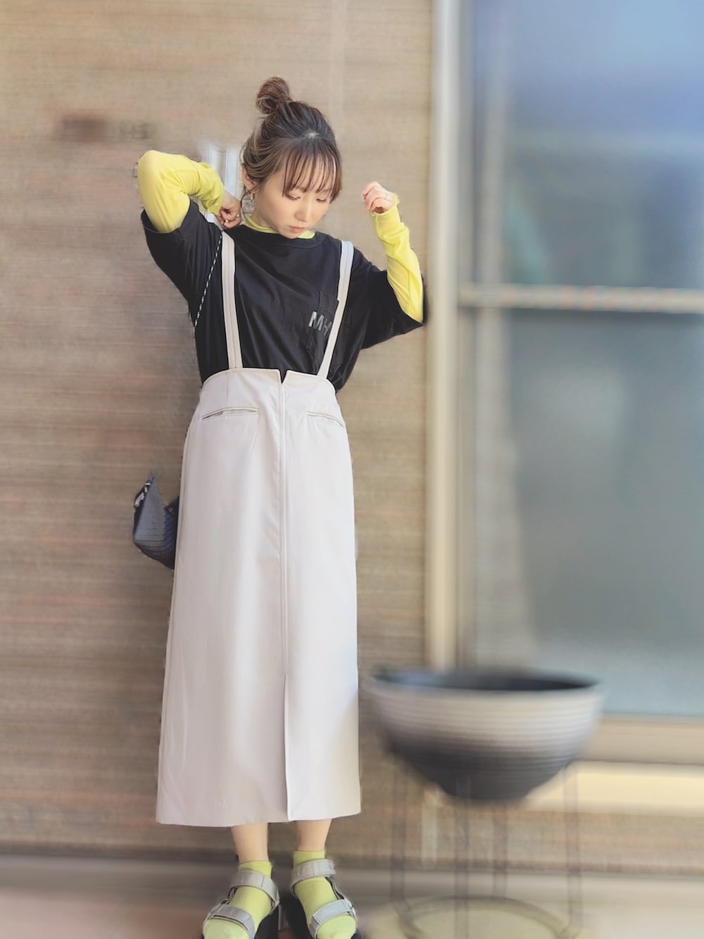 シルバー系のサンダル、グレー系のオールインワン・サロペット、ブラック系のTシャツ/カットソーを着用したレディースの夏コーディネートの2枚目の写真