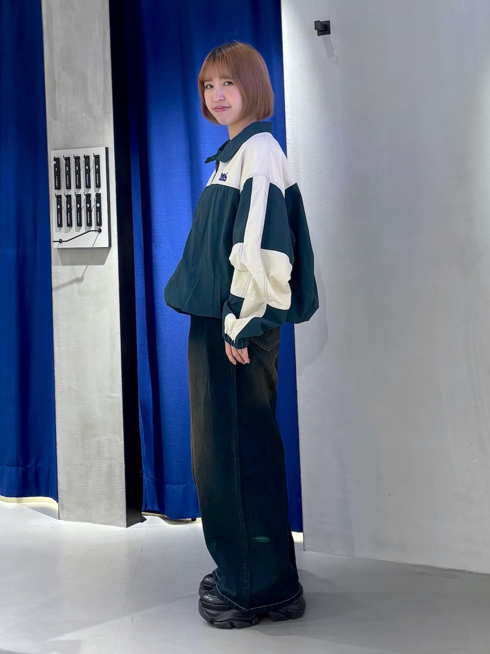 「古着MIX、春服コーデ、おでかけコーデ、ラフコーデ、楽チンコーデ、デニムコーデ、パンツスタイル、春アウター、アウトドアコーデ、シャカシャカ、ジャージ、ワイドデニム、ワイドパンツ、PAGEBOY、PBLIM」｜「PAGEBOYのタックデニムパンツ（デニムパンツ、ブルー系）」を使った、ミハルさん（骨格ウェーブ・レディース・152cm）の春コーディネートの2枚目の写真