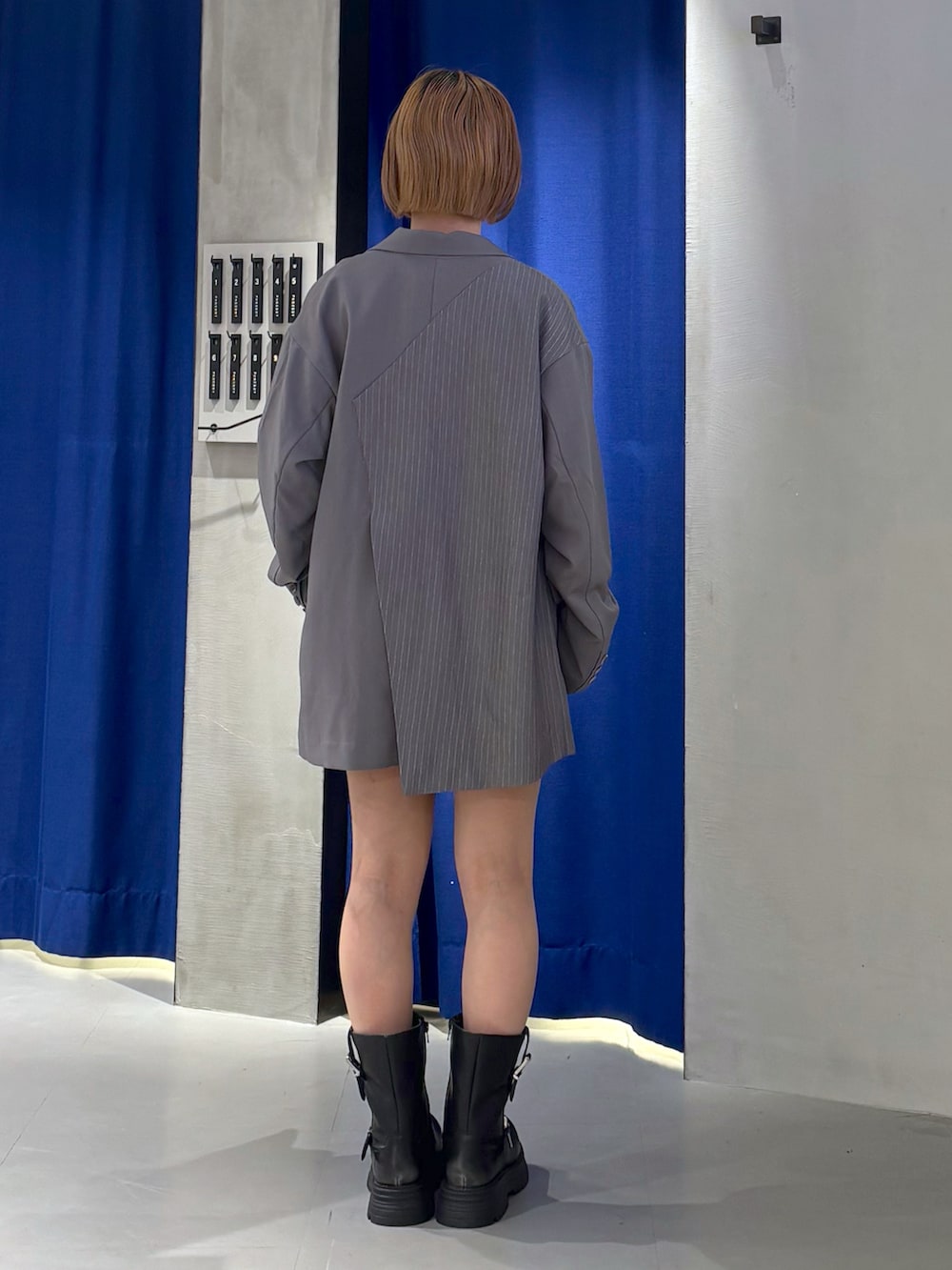 「春コーデ、キレイめカジュアル、シンプルスタイル、キレイめコーデ、低身長女子、スカートコーデ、グレー、ジャケット/アウター、セレモニーコーデ、ショートパンツ、セットアップ、ジャケット、エンジニアブーツ、PAGEBOY、ベルト」｜「PAGEBOYの<セットアップ対応>バックリボンジャケット（テーラードジャケット、ベージュ系）」を使った、ミハルさん（骨格ウェーブ・レディース・152cm）の春コーディネートの3枚目の写真