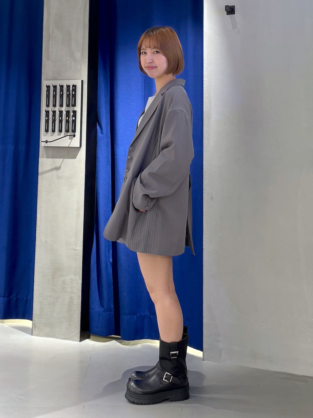 「春コーデ、キレイめカジュアル、シンプルスタイル、キレイめコーデ、低身長女子、スカートコーデ、グレー、ジャケット/アウター、セレモニーコーデ、ショートパンツ、セットアップ、ジャケット、エンジニアブーツ、PAGEBOY、ベルト」｜「PAGEBOYの<セットアップ対応>バックリボンジャケット（テーラードジャケット、ベージュ系）」を使った、ミハルさん（骨格ウェーブ・レディース・152cm）の春コーディネートの2枚目の写真