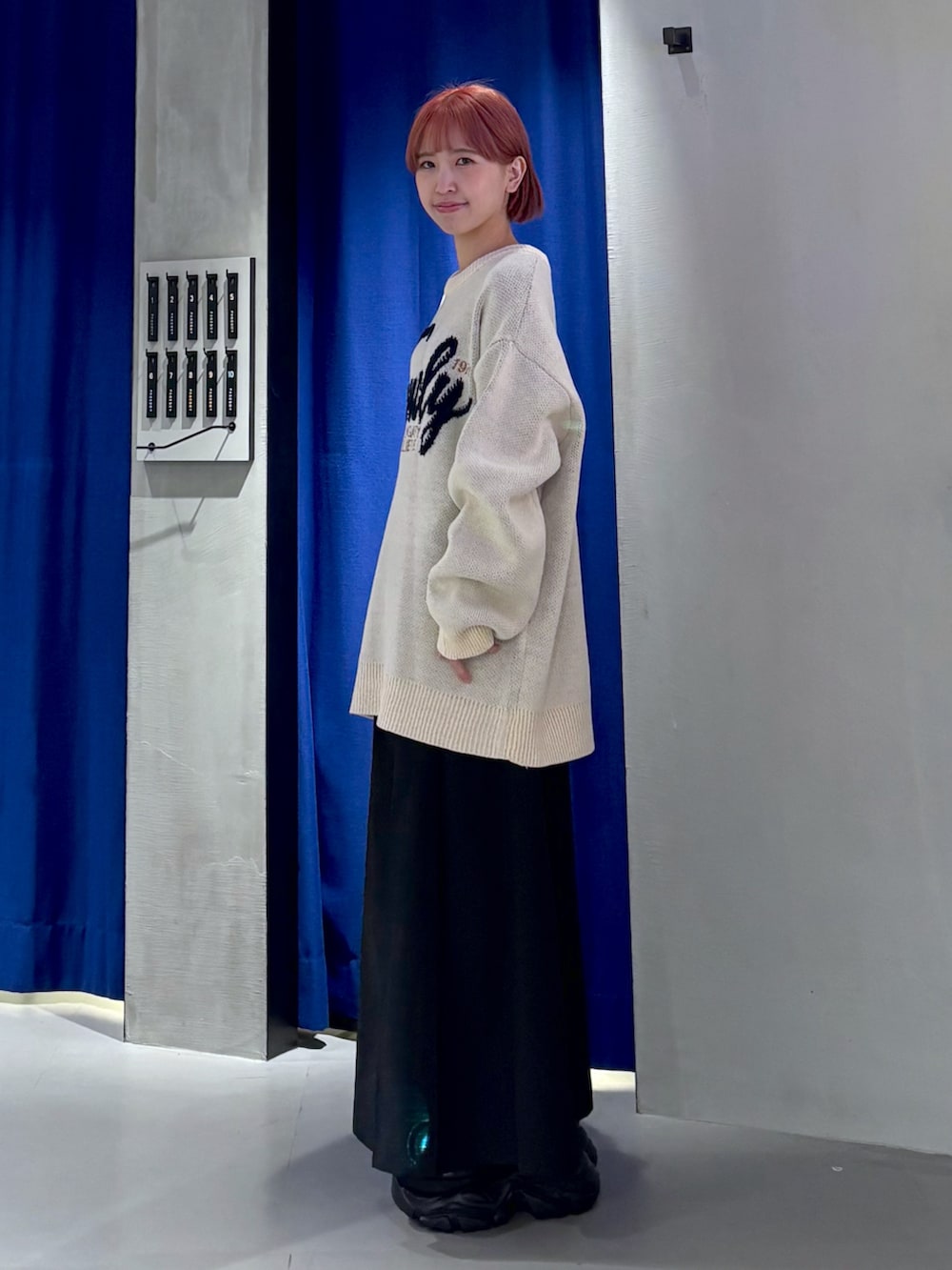 「冬コーデ、おでかけコーデ、あったかコーデ、おしゃれさんと繋がりたい、冬のコーデ、ラフコーデ、ニット、ニットコーデ、プリーツスカート、Aラインスカート、スカートコーデ、スカートスタイル、厚底スニーカー、PAGEBOY、152cm」｜「PAGEBOYのループロゴジャガードニット（ニット/セーター、ホワイト系）」を使った、ミハルさん（骨格ウェーブ・レディース・152cm）の冬コーディネートの2枚目の写真