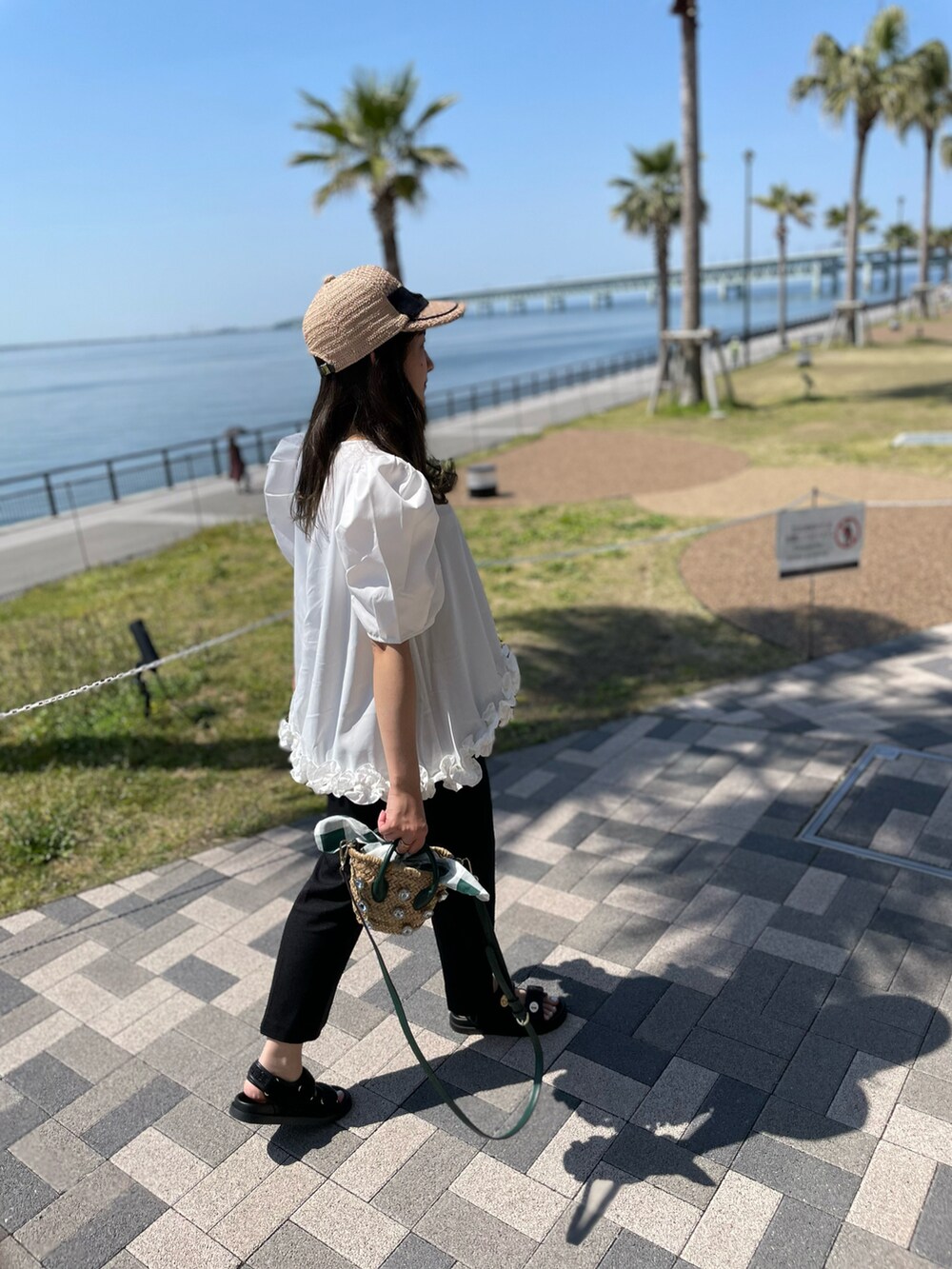 ホワイト系のシャツ/ブラウス、グリーン系のショルダーバッグ、ブラック系のパンツを着用したレディースの夏コーディネートの4枚目の写真