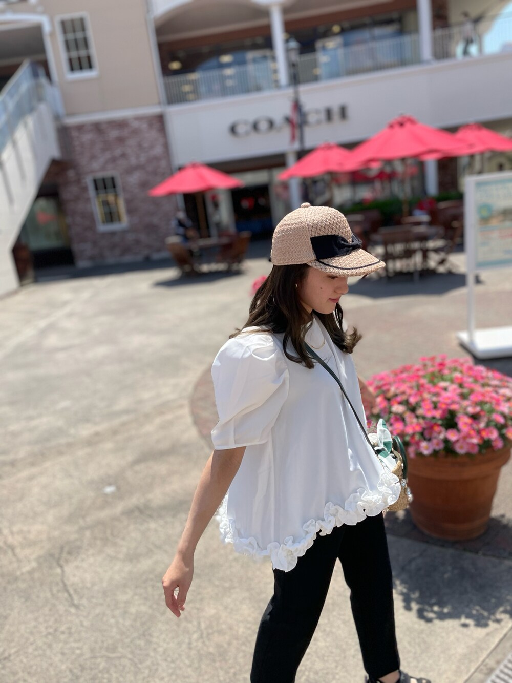 ホワイト系のシャツ/ブラウス、グリーン系のショルダーバッグ、ブラック系のパンツを着用したレディースの夏コーディネートの2枚目の写真