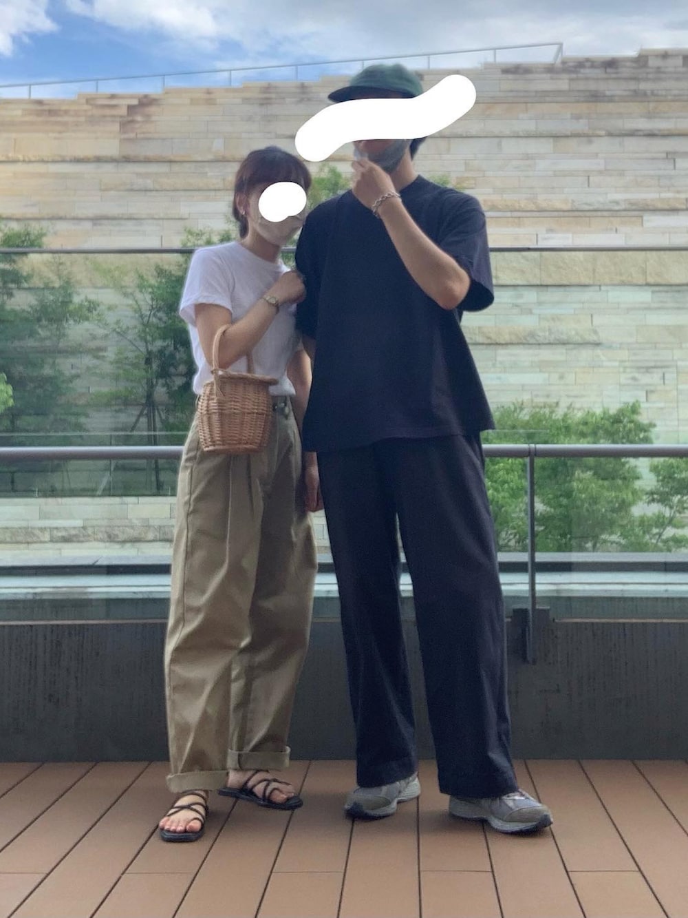 ホワイト系のTシャツ/カットソー、ベージュ系のチノパンツ、ゴールド系のアナログ腕時計を着用したレディースの夏コーディネートの3枚目の写真