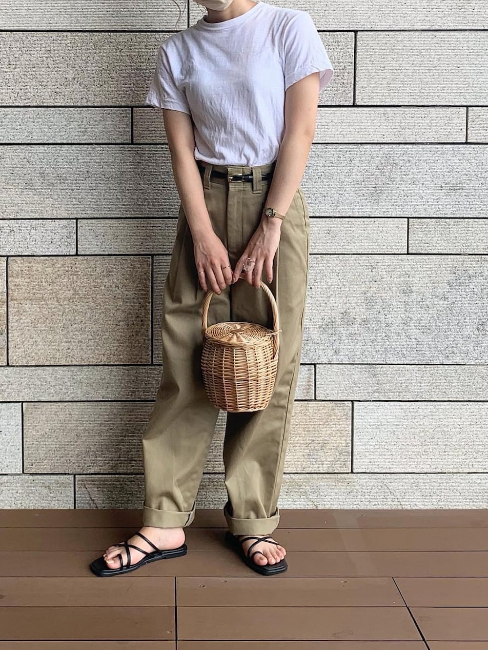 ホワイト系のTシャツ/カットソー、ベージュ系のチノパンツ、ゴールド系のアナログ腕時計を着用したレディースの夏コーディネートの2枚目の写真