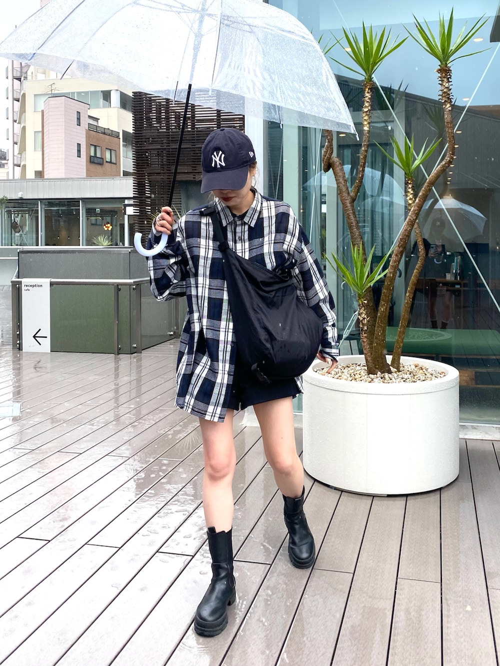 「春、休日スタイル、シンプルコーデ、シャツスタイル、チェックシャツ、メンズライク、メンズアイテム、カジュアルコーデ」｜「CIAOPANIC TYPYのバスケット編みメッシュチェックシャツ（シャツ/ブラウス、ブルー系）」を使った、manamiさん（レディース・156cm）の春コーディネートの2枚目の写真