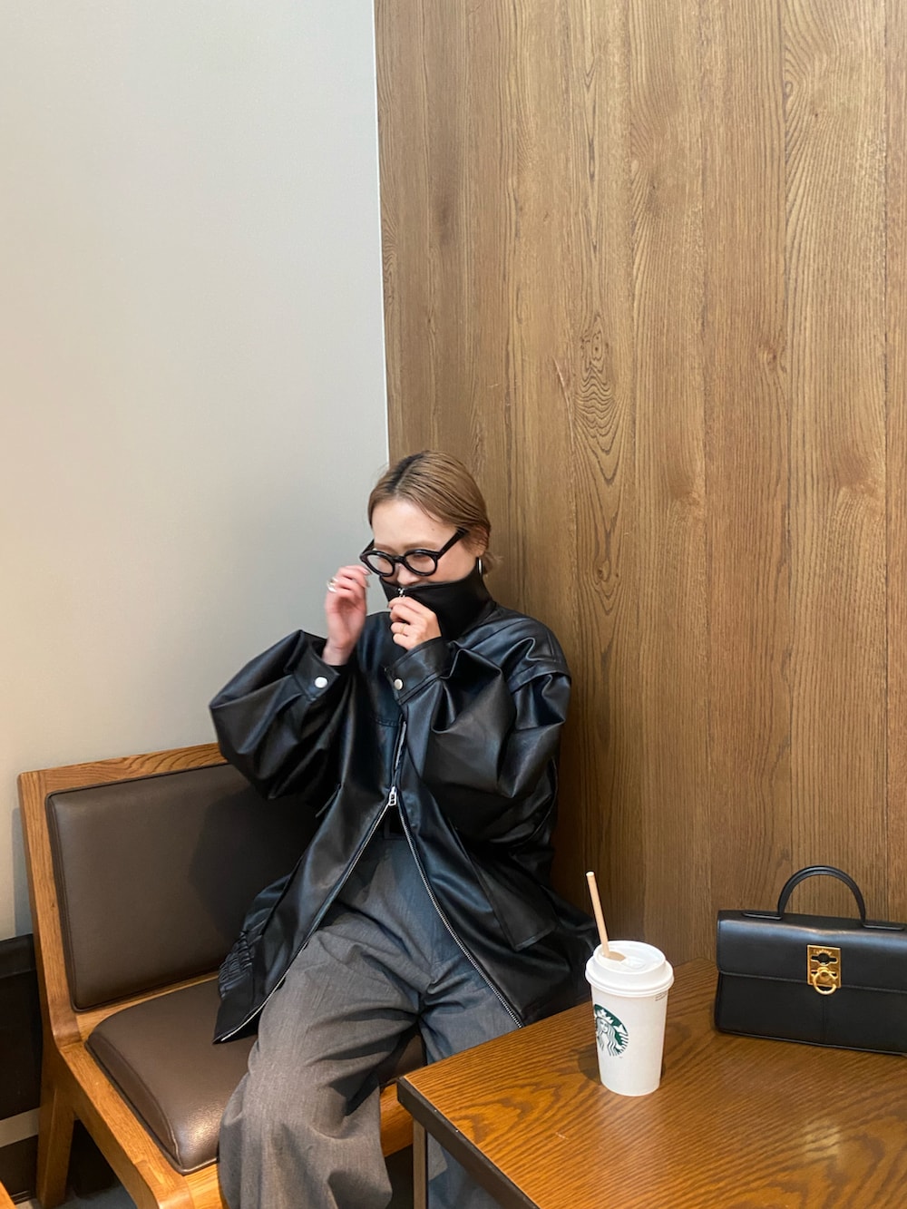 「おでかけコーデ、パンツスタイル、キレイめカジュアル、大人コーデ、ワントーンコーデ、レザージャケット、秋服、シンプルコーデ、カジュアルコーデ、大人カジュアル」｜「CIAOPANIC TYPYの【ユニセックス】フェイクレザー2WAYスタンドブルゾン（ライダースジャケット、ブラック系）」を使った、manamiさん（レディース・156cm）の夏コーディネートの2枚目の写真