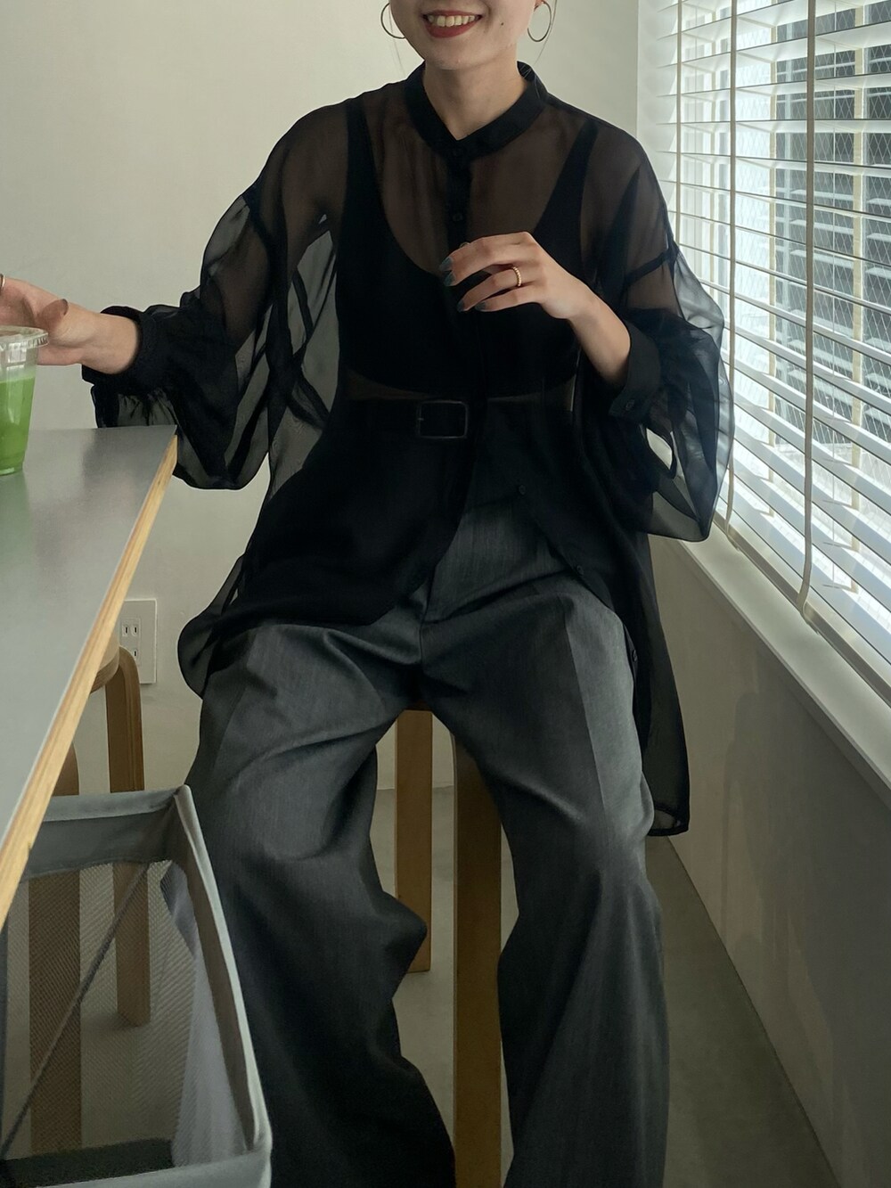 ブラック系のシャツ/ブラウスを着用したレディースの夏コーディネートの3枚目の写真