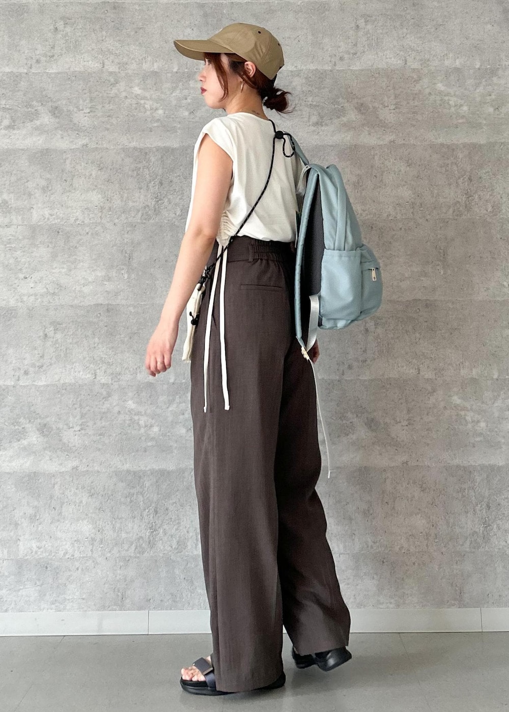 「GII14080、GIU44050、GIA14200、GDM14740、GIX14120、お出かけ、ママコーデ、ママファッション、24SS夏の新作、夏、ワイドパンツ、ロング、麻調、帽子、ノースフェイス」｜「ROPE' PICNICのドロストカットトップス（Tシャツ/カットソー、ホワイト系）」を使った、Manamiさん（レディース・159cm）の春コーディネートの5枚目の写真