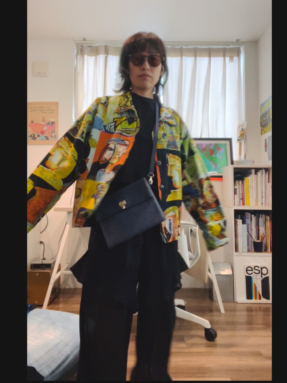 ブルー系のクラッチバッグ、ブラック系のその他パンツ、グリーン系のサングラスを着用したレディースの春コーディネートの2枚目の写真