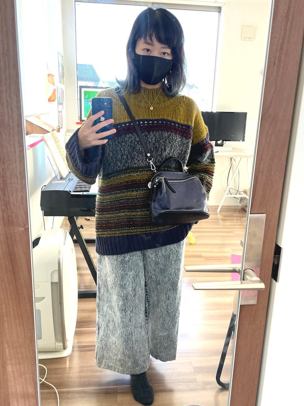 「ケミカルウォッシュ、Boyfriend Jeans、冬コーデ、ざっくりニット」｜「ROBERTO COLLINAのroberto collina　ボーダープルオーバー（ニット/セーター、グリーン系）」を使った、.^.さん（レディース・155cm）の冬コーディネートの2枚目の写真