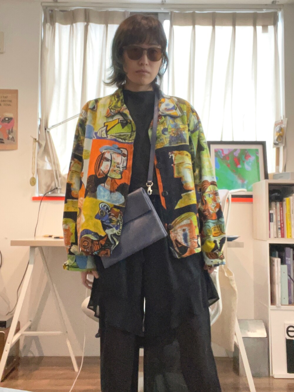 ブルー系のクラッチバッグ、ブラック系のその他パンツ、グリーン系のサングラスを着用したレディースの春コーディネートの3枚目の写真