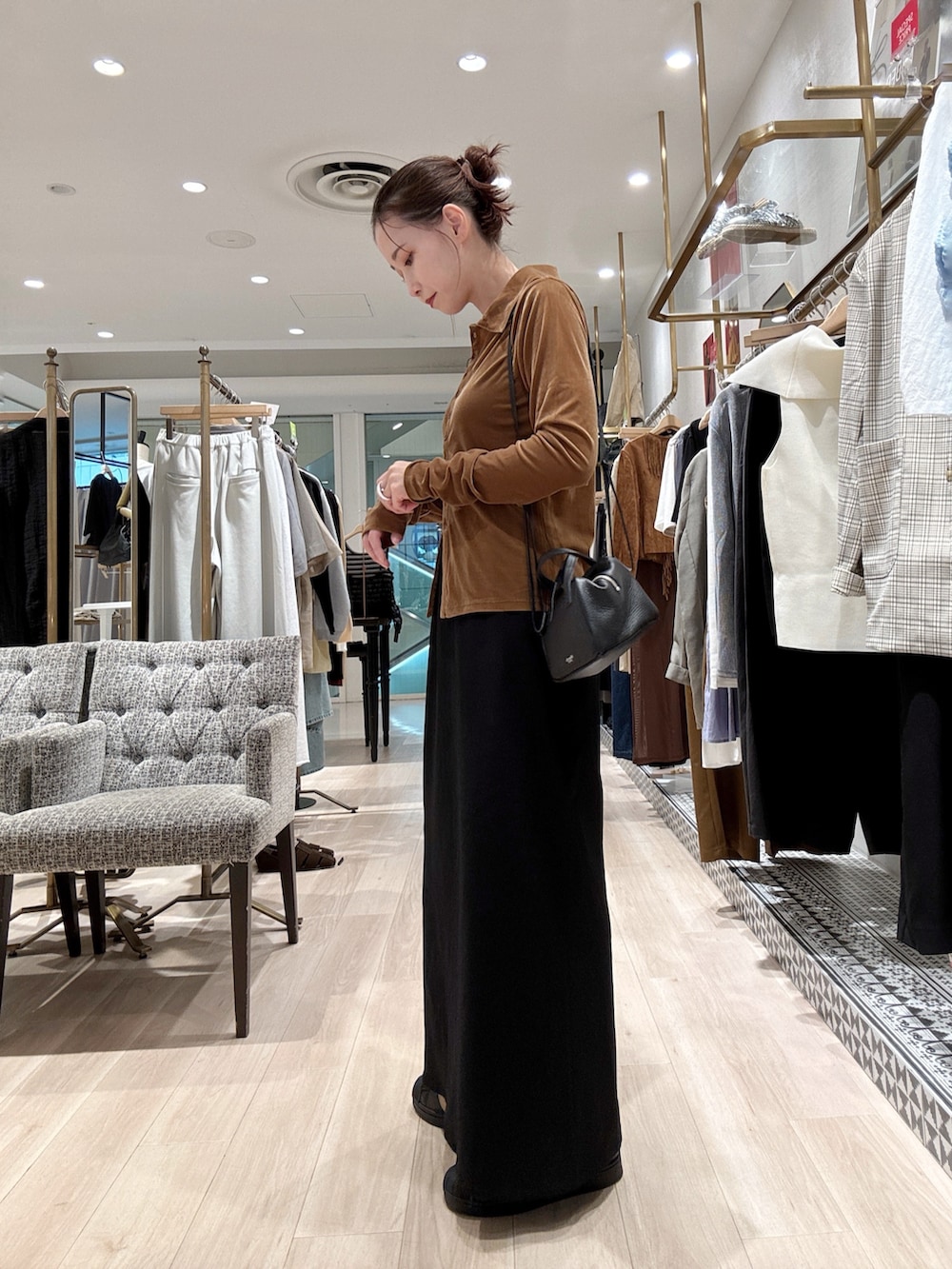 「秋服準備はじめました、初秋コーデ、シンプルスタイル、大人コーデ、キレイめカジュアル、秋色、オトナ女子、お出かけコーデ、スポーツミックス」｜「Omekashiのシアーベロア襟付きカーディガン（Tシャツ/カットソー、イエロー系）」を使った、AYAKAさん（骨格ウェーブ・レディース・159cm）の秋コーディネートの4枚目の写真