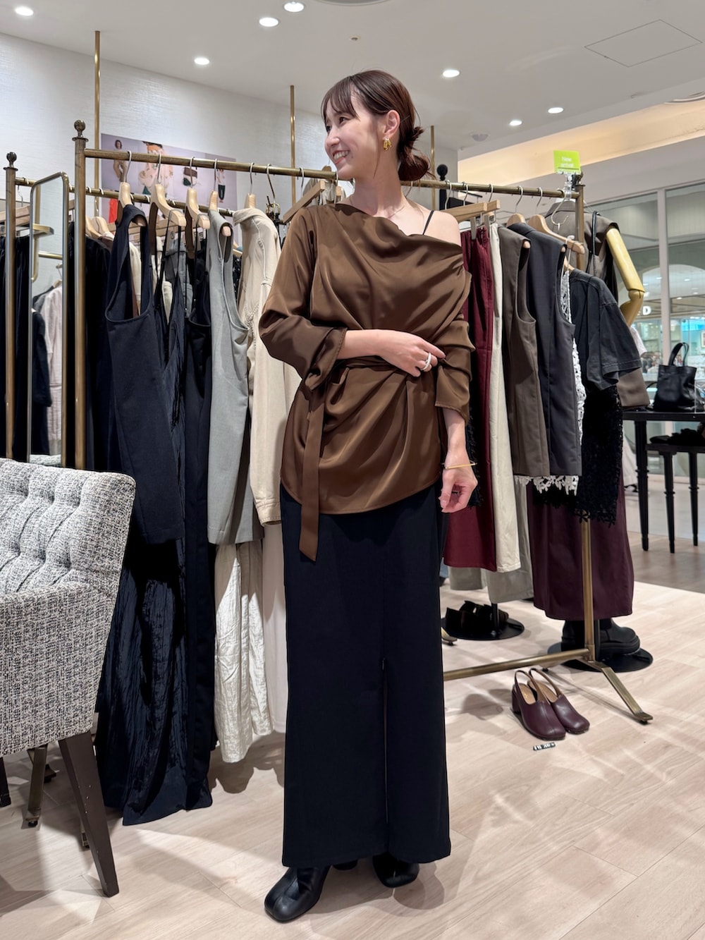「ブラウン、オトナ女子、オトナカワイイ、30代コーデ」｜「Omekashiのドレープブラウス（シャツ/ブラウス、ブラウン系）」を使った、AYAKAさん（骨格ウェーブ・レディース・159cm）の夏コーディネートの3枚目の写真
