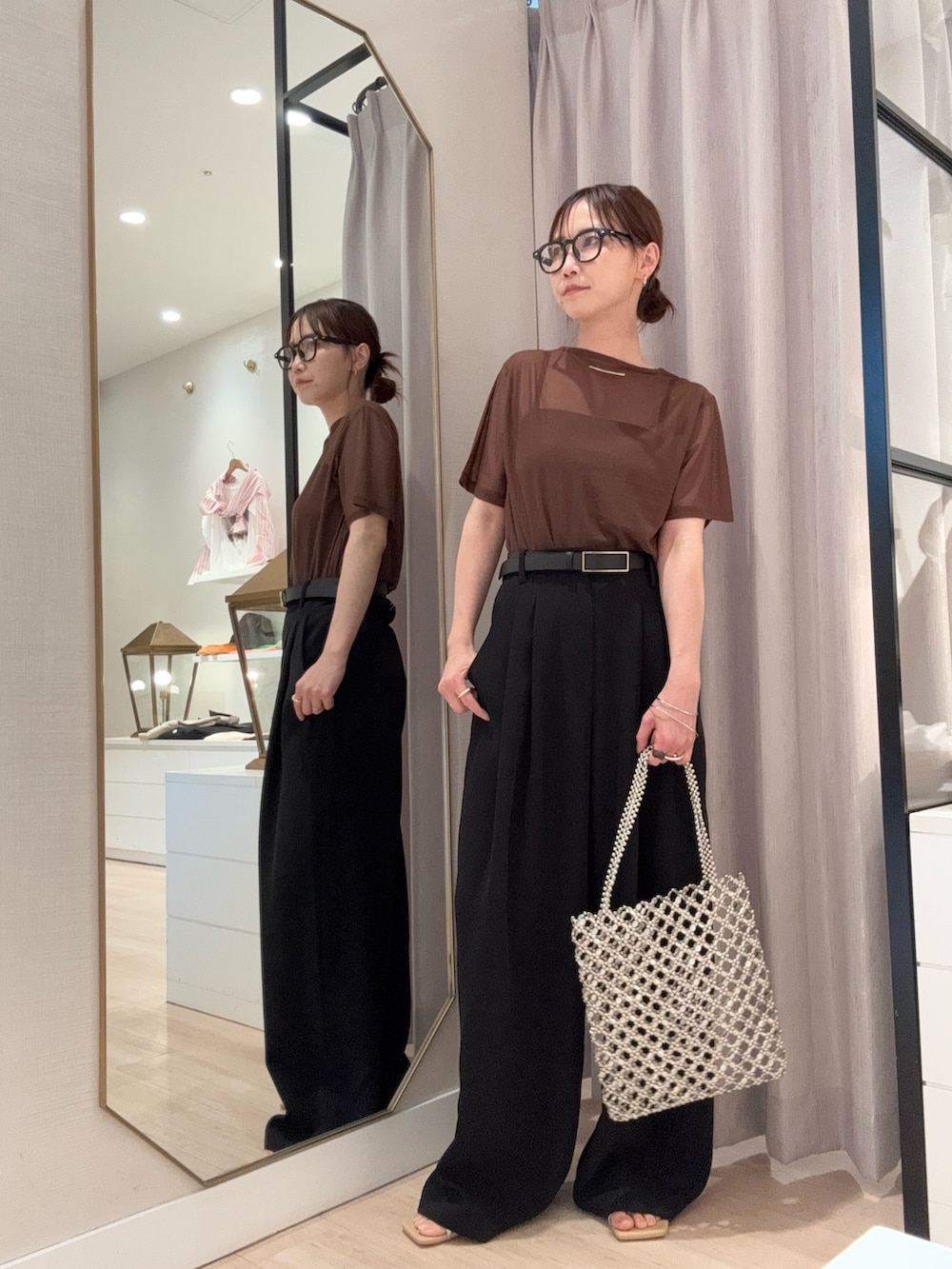 「アウトドアスタイル、オトナカジュアル、夏ファッション、パンツスタイル、きれいめコーデ、大人女子、大人カジュアルコーデ、ママファッション、お洒落さんとつながりたい、ブラウン、Tシャツ/カットソー、初夏コーデ」｜「Omekashiのスクエアバックルベルト（ベルト、ブラック系）」を使った、AYAKAさん（骨格ウェーブ・レディース・159cm）の夏コーディネートの2枚目の写真