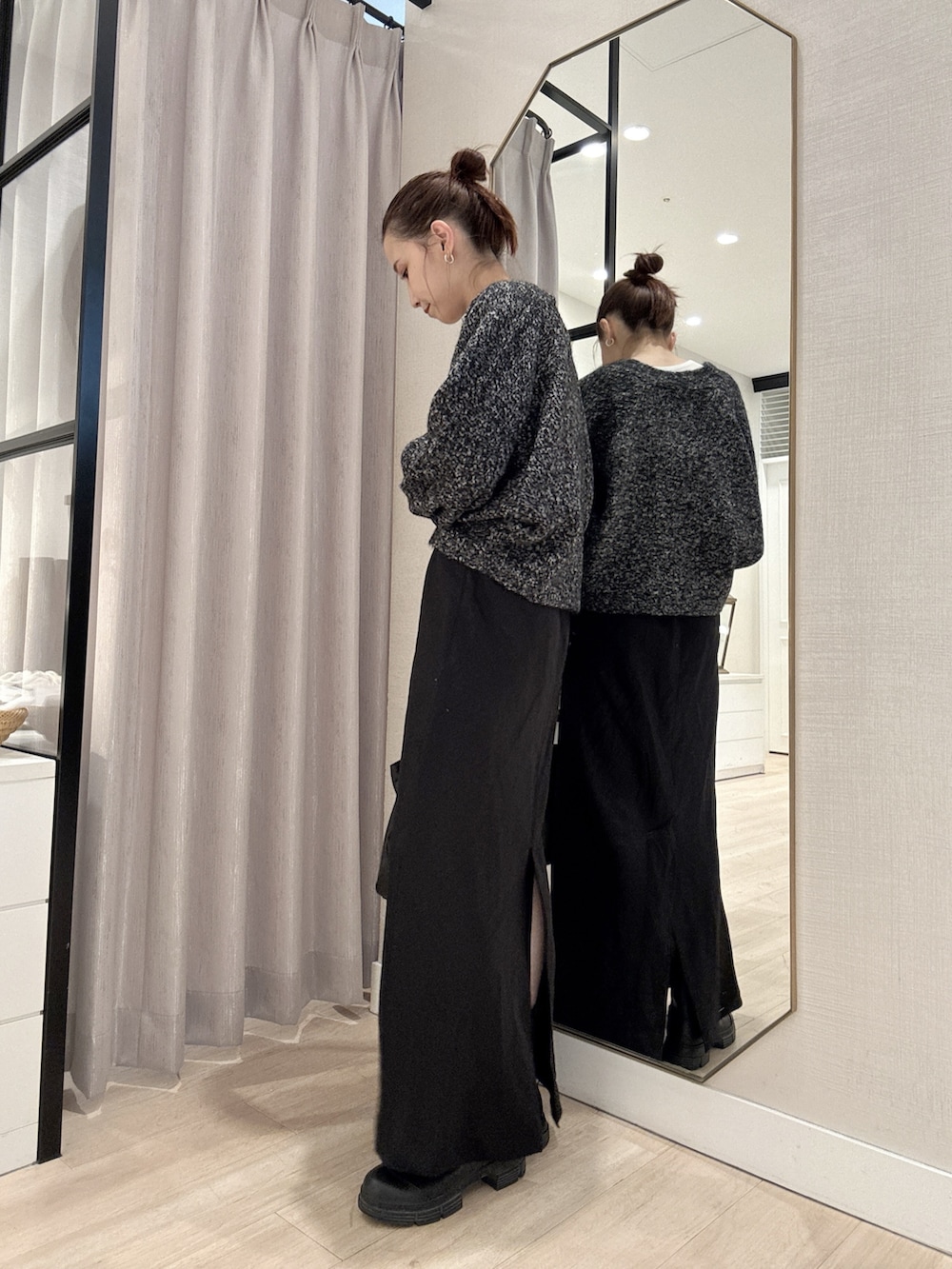 ブラック系のカーディガン/ボレロ、ホワイト系のTシャツ/カットソー、ブラック系のスカートを着用したレディースの秋コーディネートの3枚目の写真