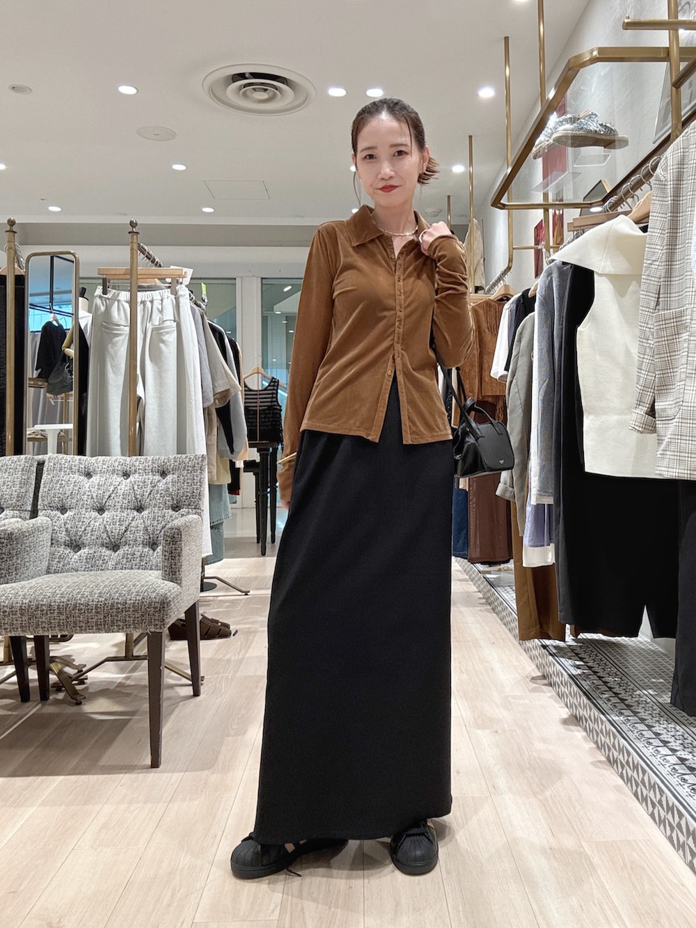 「秋服準備はじめました、初秋コーデ、シンプルスタイル、大人コーデ、キレイめカジュアル、秋色、オトナ女子、お出かけコーデ、スポーツミックス」｜「Omekashiのシアーベロア襟付きカーディガン（Tシャツ/カットソー、イエロー系）」を使った、AYAKAさん（骨格ウェーブ・レディース・159cm）の秋コーディネートの2枚目の写真