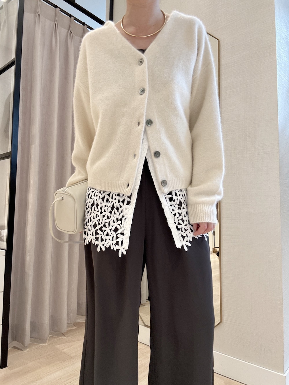 ホワイト系のカーディガン/ボレロ、ホワイト系のキャミソール、グレー系のその他パンツを着用したレディースの秋コーディネートの5枚目の写真