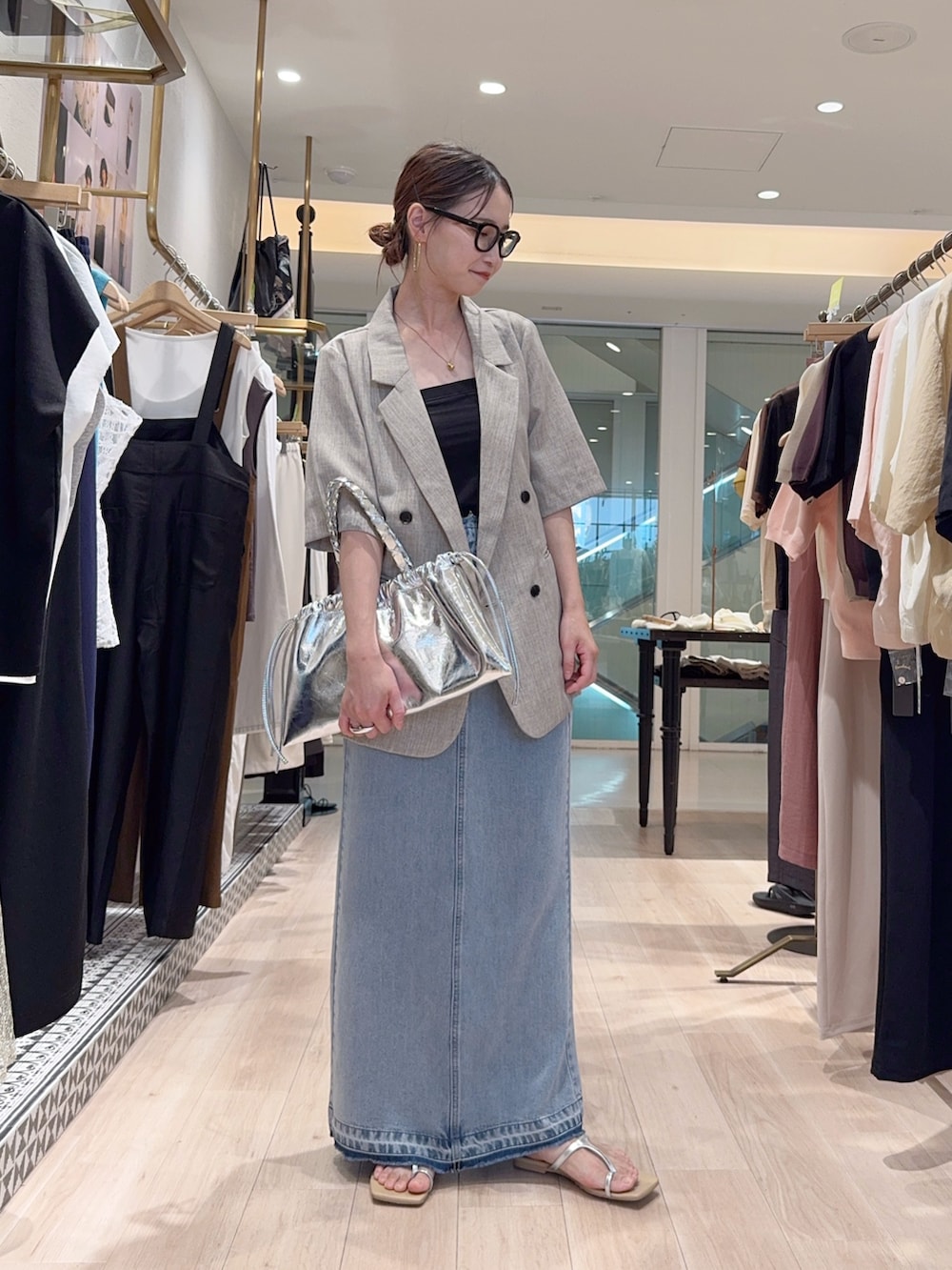 「夏コーデ、夏服コーデ、大人女子、キレイめ、シンプルスタイル、スカートスタイル、おでかけ服」｜「OmekashiのLENK(リンク) Wide Square BAG（バッグ、シルバー系）」を使った、AYAKAさん（骨格ウェーブ・レディース・159cm）の夏コーディネートの2枚目の写真