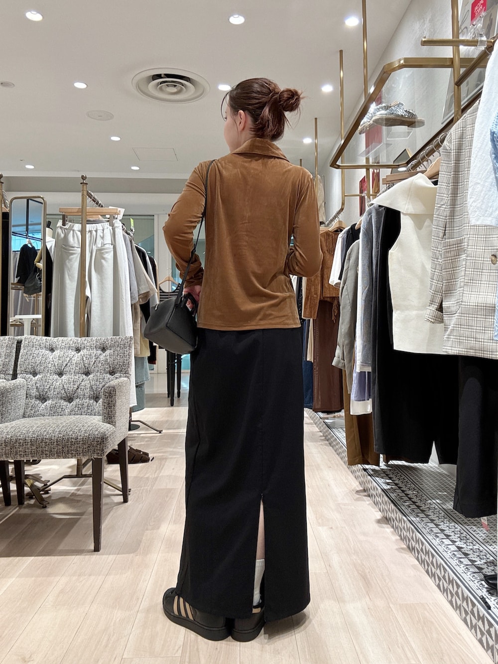 「秋服準備はじめました、初秋コーデ、シンプルスタイル、大人コーデ、キレイめカジュアル、秋色、オトナ女子、お出かけコーデ、スポーツミックス」｜「Omekashiのシアーベロア襟付きカーディガン（Tシャツ/カットソー、イエロー系）」を使った、AYAKAさん（骨格ウェーブ・レディース・159cm）の秋コーディネートの5枚目の写真