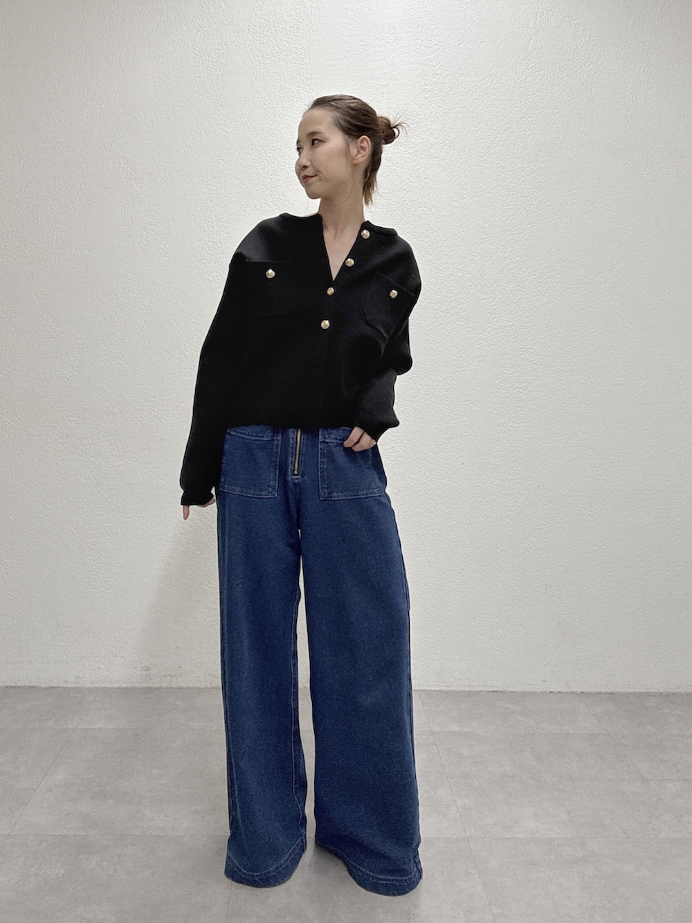 ブルー系のデニムパンツ、ブラック系のカーディガン/ボレロを着用したレディースの秋コーディネートの2枚目の写真