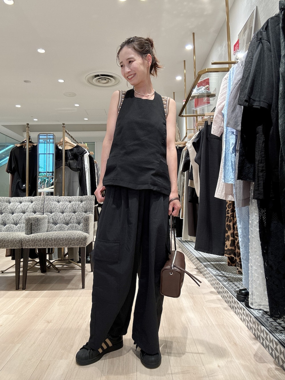 「カーゴパンツ、ブラウン、秋服準備はじめました、秋服、秋のコーデ、オトナカワイイ、おでかけコーデ、大人コーデ、シンプル、おしゃれさんと繋がりたい、カジュアルコーデ、初秋のパンツスタイル、カラーコーデ、秋色、モノトーンコーデ」｜「Omekashiのランダムリブボーダータンクトップ（タンクトップ、ブラウン系）」を使った、AYAKAさん（骨格ウェーブ・レディース・159cm）の秋コーディネートの5枚目の写真