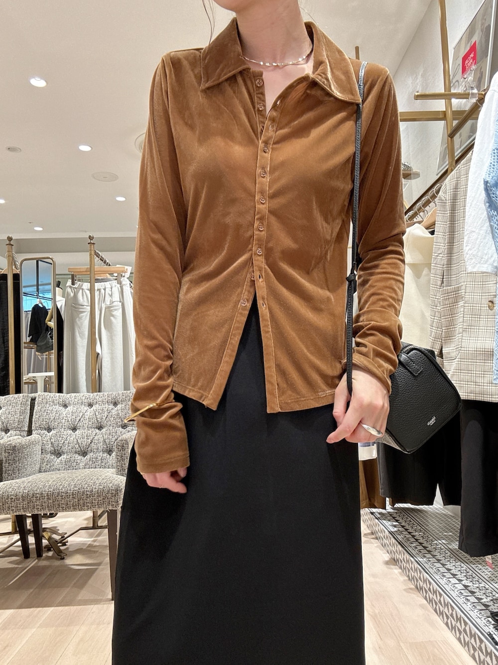 「秋服準備はじめました、初秋コーデ、シンプルスタイル、大人コーデ、キレイめカジュアル、秋色、オトナ女子、お出かけコーデ、スポーツミックス」｜「Omekashiのシアーベロア襟付きカーディガン（Tシャツ/カットソー、イエロー系）」を使った、AYAKAさん（骨格ウェーブ・レディース・159cm）の秋コーディネートの3枚目の写真