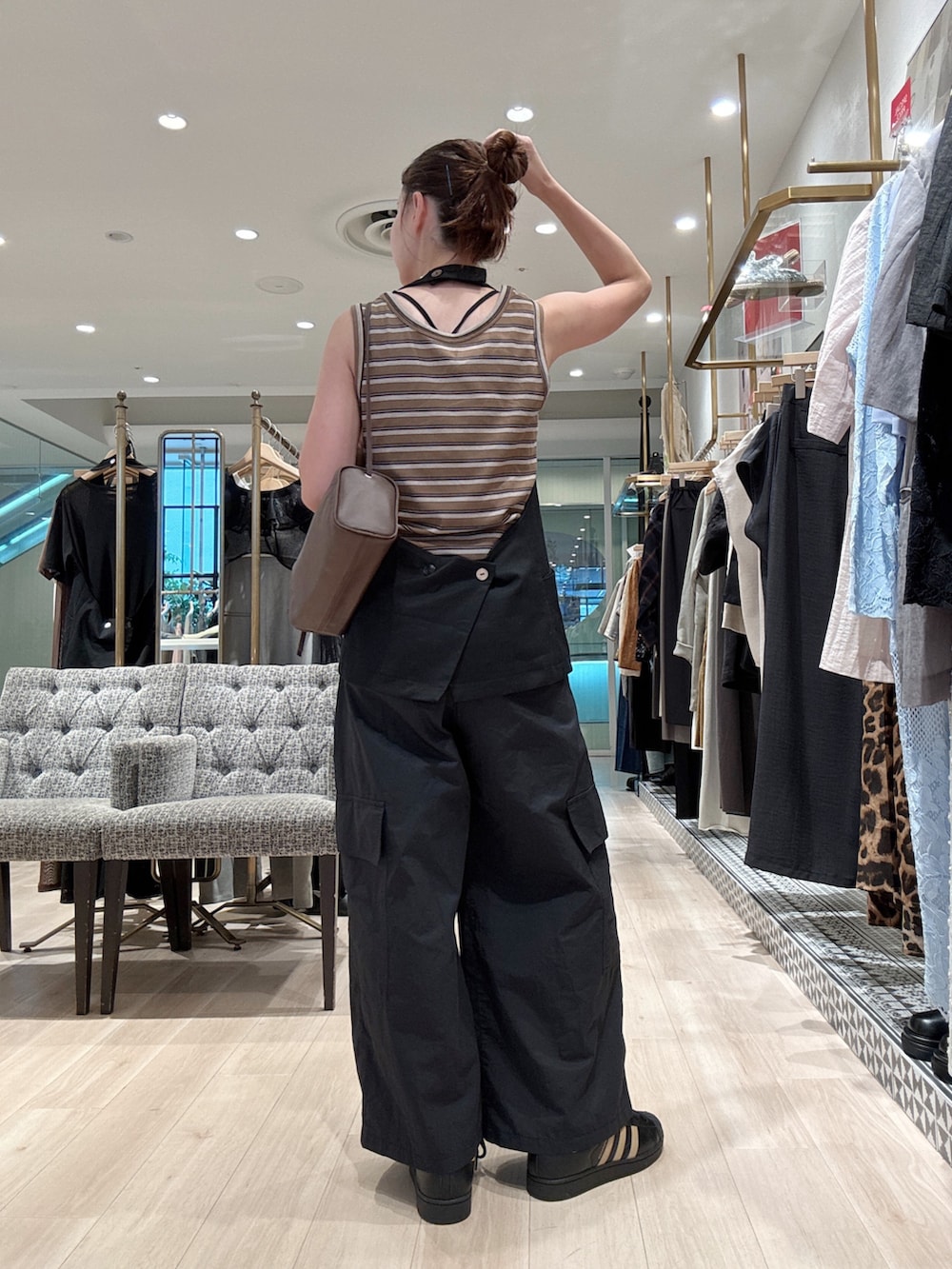 「カーゴパンツ、ブラウン、秋服準備はじめました、秋服、秋のコーデ、オトナカワイイ、おでかけコーデ、大人コーデ、シンプル、おしゃれさんと繋がりたい、カジュアルコーデ、初秋のパンツスタイル、カラーコーデ、秋色、モノトーンコーデ」｜「Omekashiのランダムリブボーダータンクトップ（タンクトップ、ブラウン系）」を使った、AYAKAさん（骨格ウェーブ・レディース・159cm）の秋コーディネートの4枚目の写真
