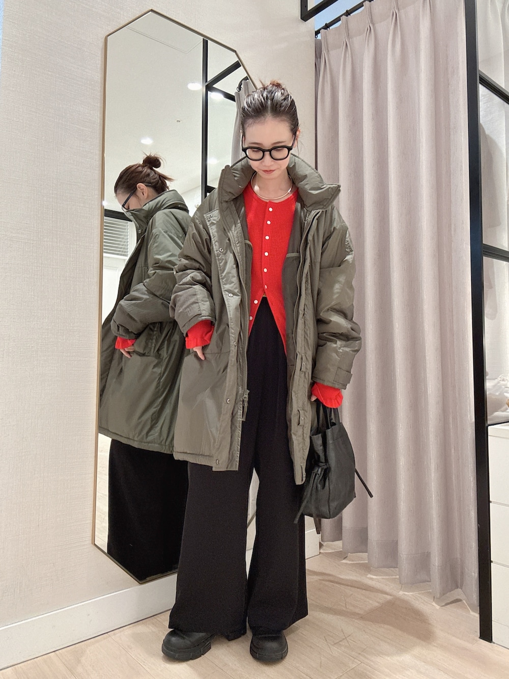 レッド系のカーディガン/ボレロ、グリーン系のその他アウター、ブラック系のその他パンツを着用したレディースの秋コーディネートの2枚目の写真