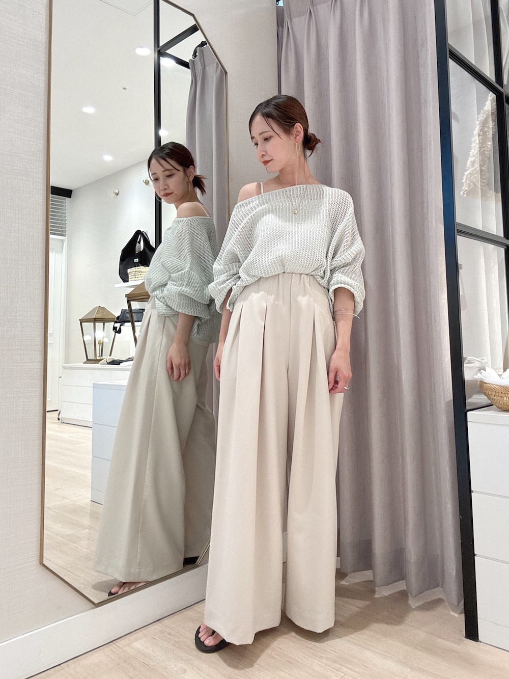 「夏コーデ、シンプルスタイル、大人女子、大人可愛い、今日のコーデ、キレイめ、150cm台コーデ、30代コーデ、シンプル・ベーシック、ホワイトコーデ、淡色コーデ」｜「Omekashiのシンプルフープピアス（ピアス（両耳用）、ゴールド系）」を使った、AYAKAさん（骨格ウェーブ・レディース・159cm）の夏コーディネートの3枚目の写真