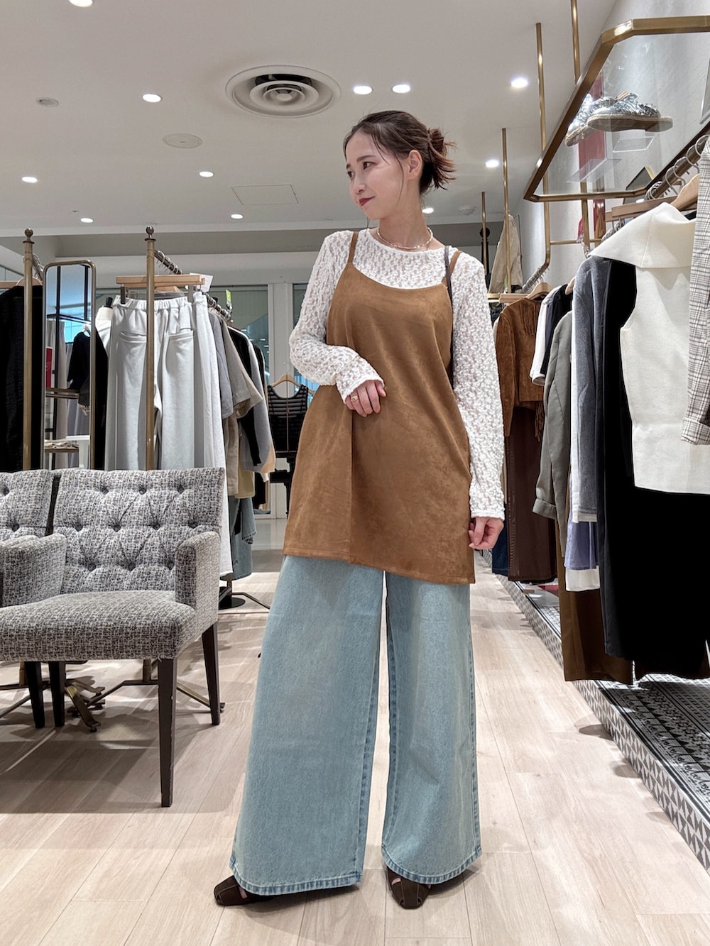 「秋服準備はじめました、初秋コーデ、大人コーデ、秋色、お出かけコーデ、イエベ秋、着回しコーデ、秋のコーデ」｜「Omekashiのスエードキャミチュニック（チュニック、イエロー系）」を使った、AYAKAさん（骨格ウェーブ・レディース・159cm）の秋コーディネートの2枚目の写真