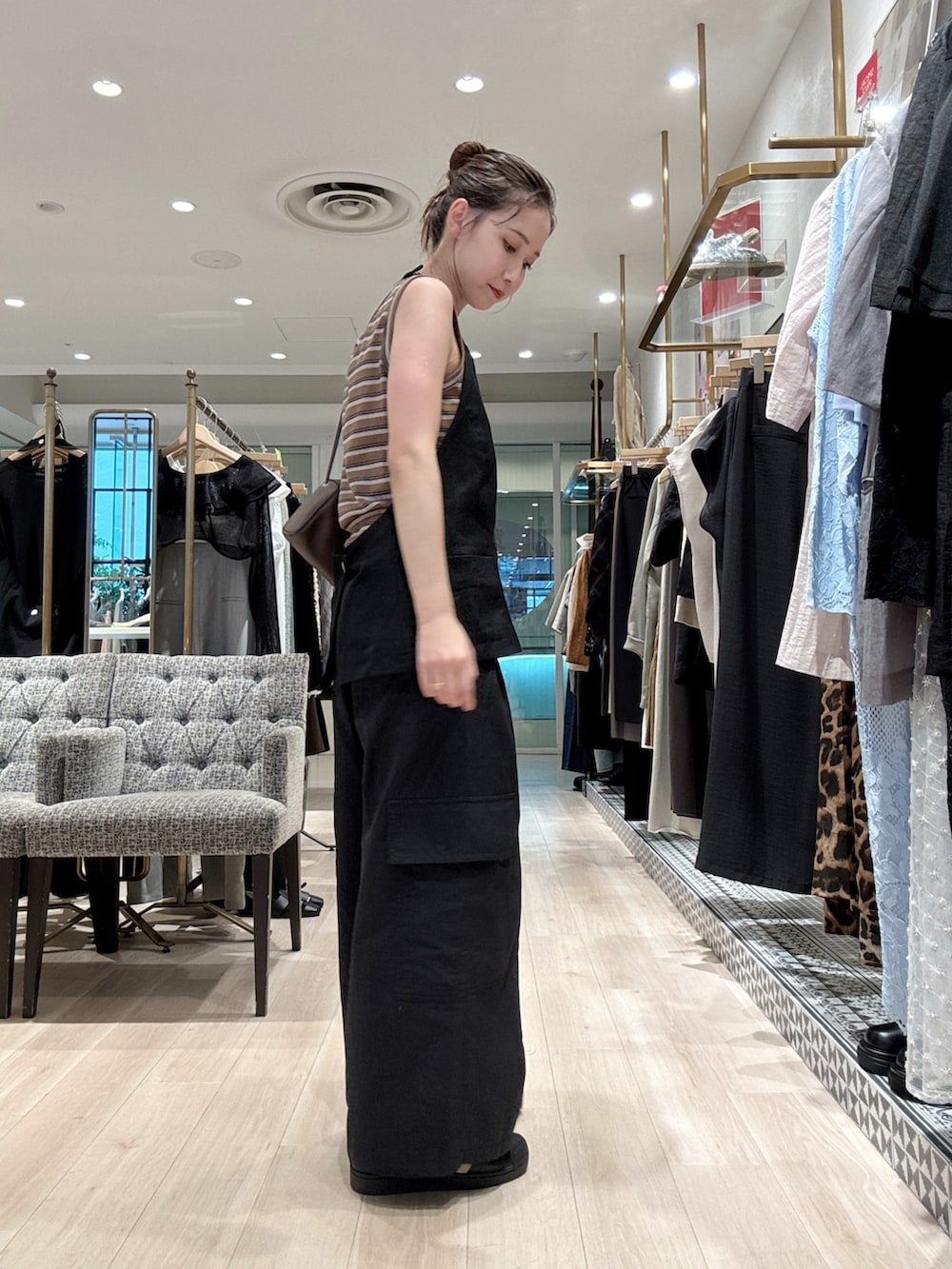 「カーゴパンツ、ブラウン、秋服準備はじめました、秋服、秋のコーデ、オトナカワイイ、おでかけコーデ、大人コーデ、シンプル、おしゃれさんと繋がりたい、カジュアルコーデ、初秋のパンツスタイル、カラーコーデ、秋色、モノトーンコーデ」｜「Omekashiのランダムリブボーダータンクトップ（タンクトップ、ブラウン系）」を使った、AYAKAさん（骨格ウェーブ・レディース・159cm）の秋コーディネートの3枚目の写真