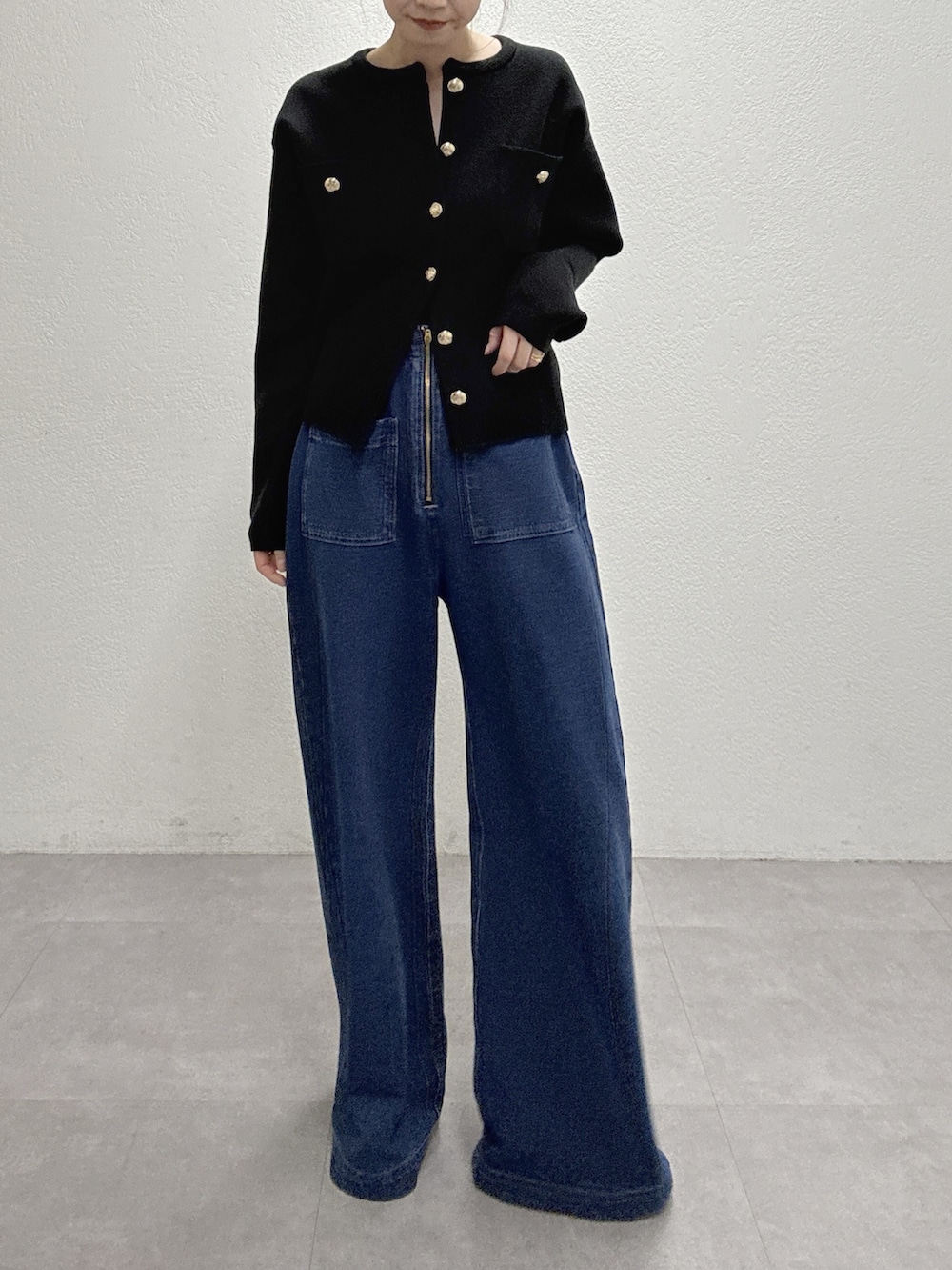 ブルー系のデニムパンツ、ブラック系のカーディガン/ボレロを着用したレディースの秋コーディネートの5枚目の写真