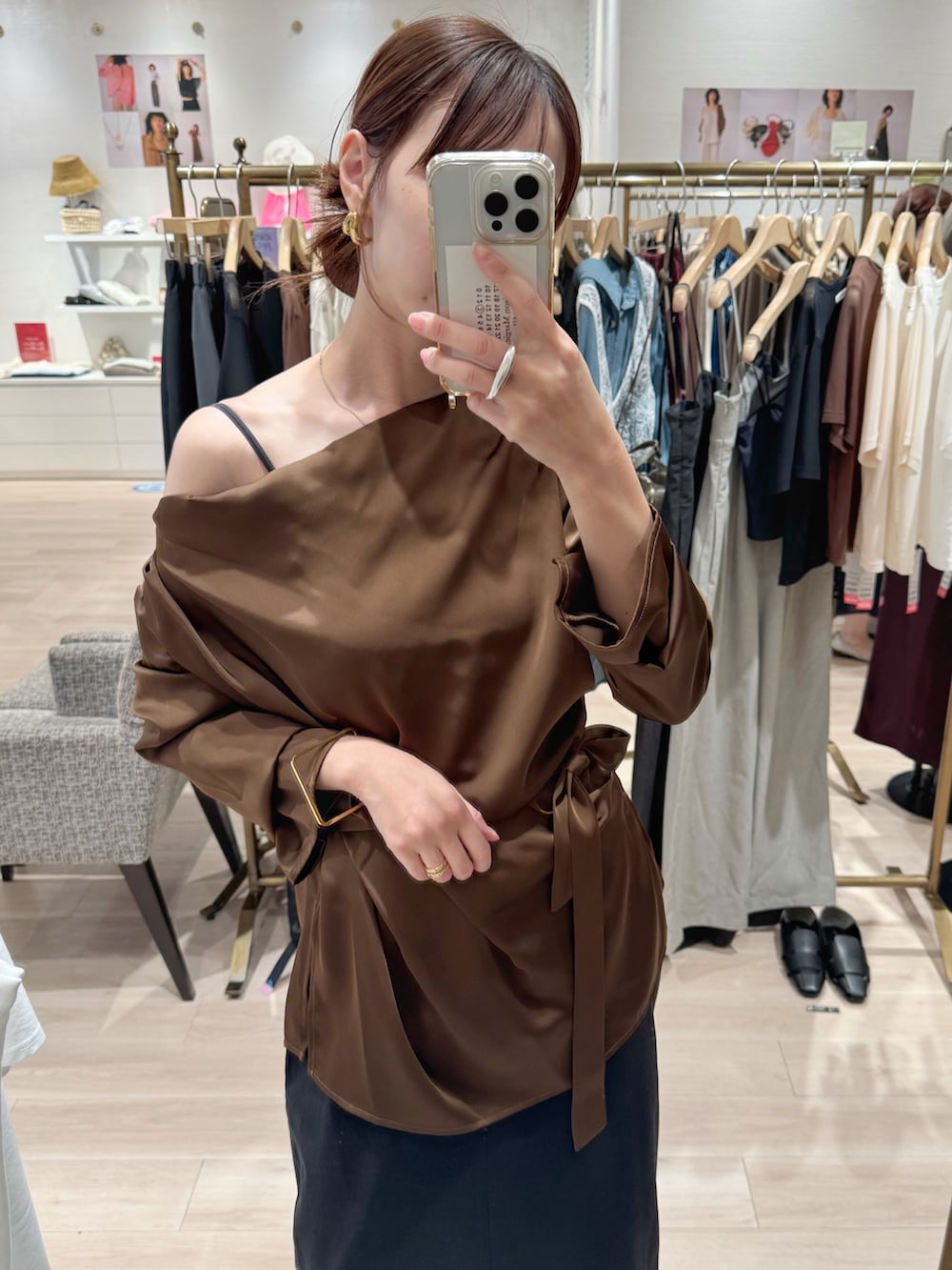 「ブラウン、オトナ女子、オトナカワイイ、30代コーデ」｜「Omekashiのドレープブラウス（シャツ/ブラウス、ブラウン系）」を使った、AYAKAさん（骨格ウェーブ・レディース・159cm）の夏コーディネートの2枚目の写真