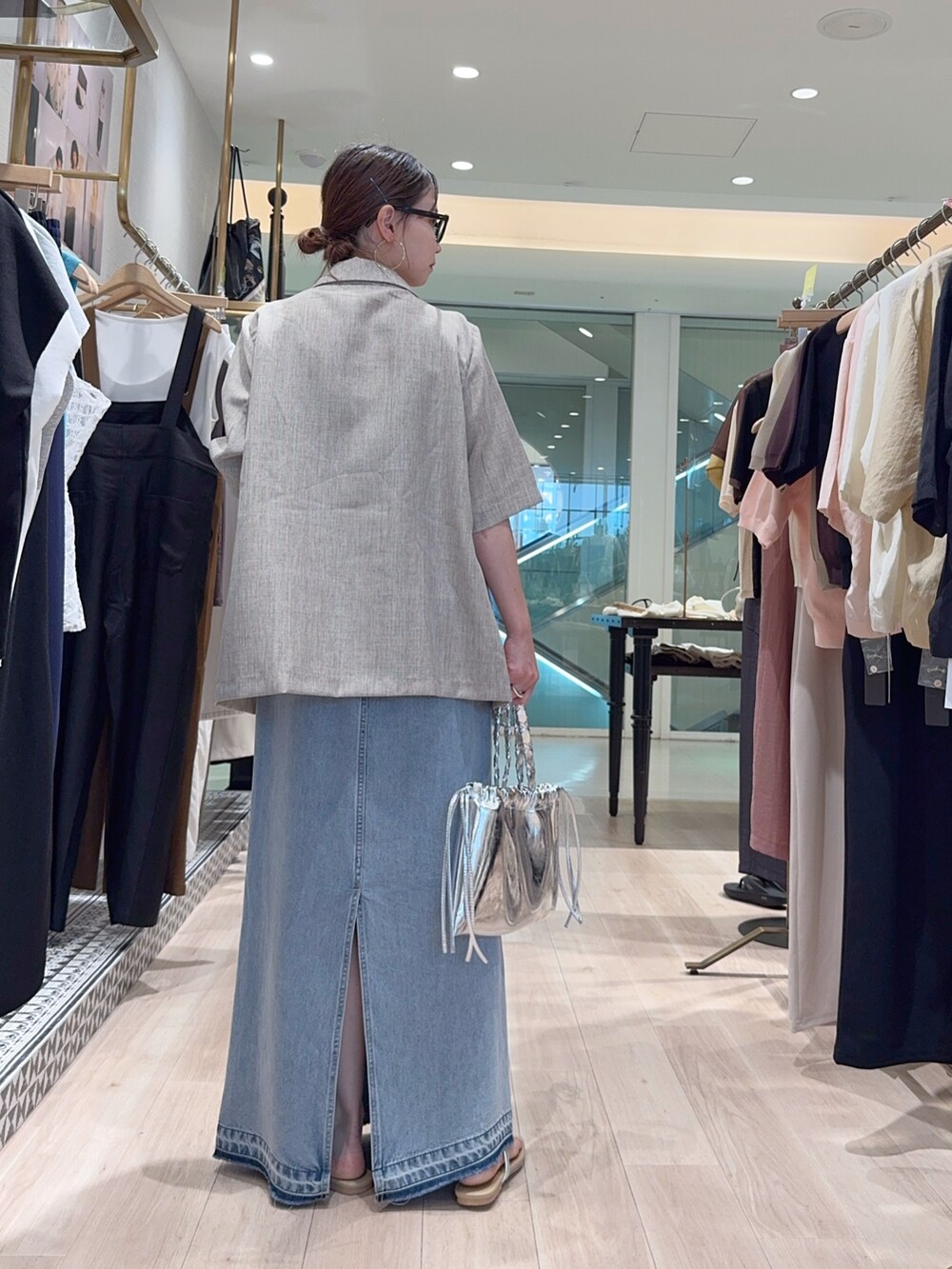 「夏コーデ、夏服コーデ、大人女子、キレイめ、シンプルスタイル、スカートスタイル、おでかけ服」｜「OmekashiのLENK(リンク) Wide Square BAG（バッグ、シルバー系）」を使った、AYAKAさん（骨格ウェーブ・レディース・159cm）の夏コーディネートの3枚目の写真