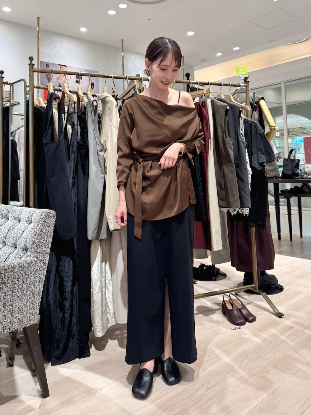 「ブラウン、オトナ女子、オトナカワイイ、30代コーデ」｜「Omekashiのドレープブラウス（シャツ/ブラウス、ブラウン系）」を使った、AYAKAさん（骨格ウェーブ・レディース・159cm）の夏コーディネートの4枚目の写真