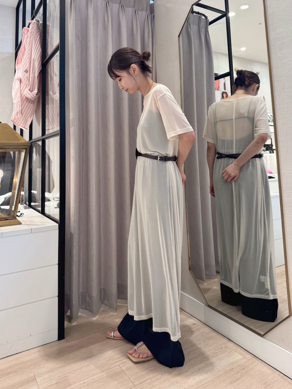 「夏ルックで気分アップ、カジュアルスタイル、オトナ女子、大人カジュアルコーデ、夏コーデ、着回しコーデ、おしゃれさんと繋がりたい、大人かわいい、レイヤードスタイル、涼しいコーデ、キャミソール、夏服コーデ」｜「Omekashiのポーチ付きレザーベルト（ベルト、ブラウン系）」を使った、AYAKAさん（骨格ウェーブ・レディース・159cm）の夏コーディネートの3枚目の写真